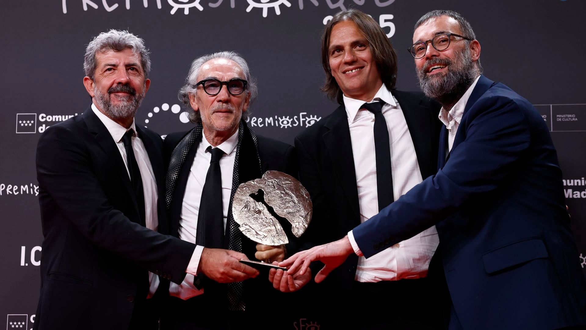 El productor José Manuel Lorenzo  y su equipo posa con el premio a ´Mejor serie de ficción´ por ´Anatomía de un instante´