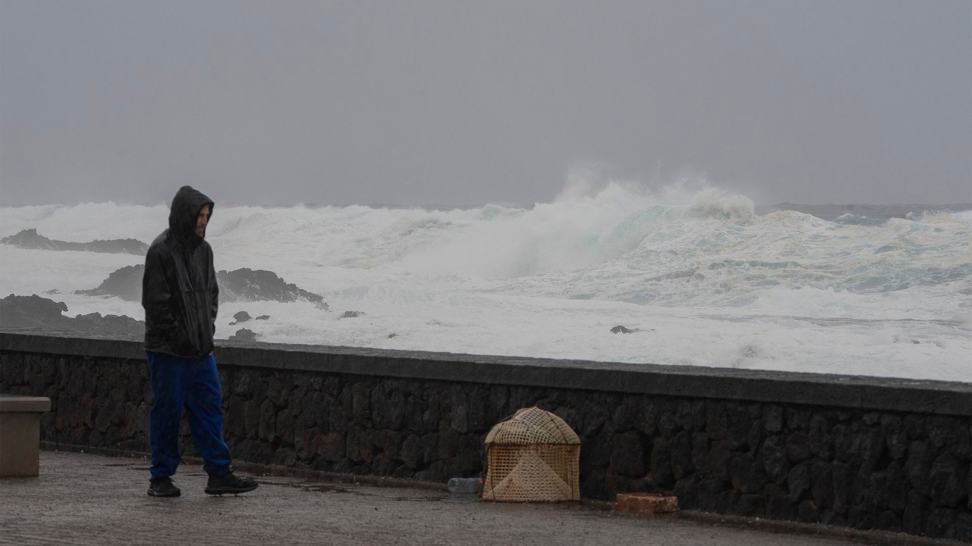 En la imagen, grandes olas en el pueblo de la Santa, en el municipio de Tinajo.