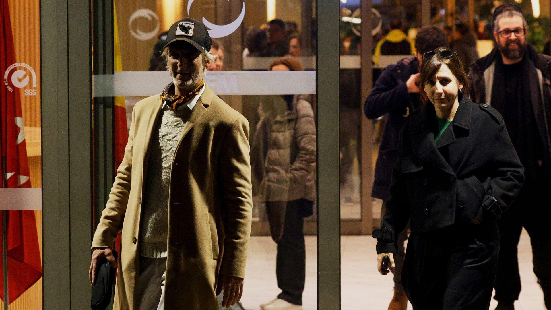 Ernesto y Malena Alterio en la salida del tanatorio