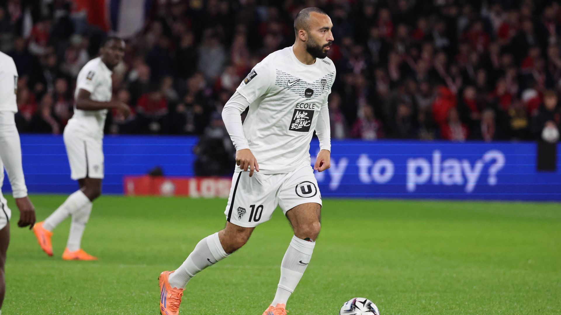 Himad Abdelli, jugando con el Angers