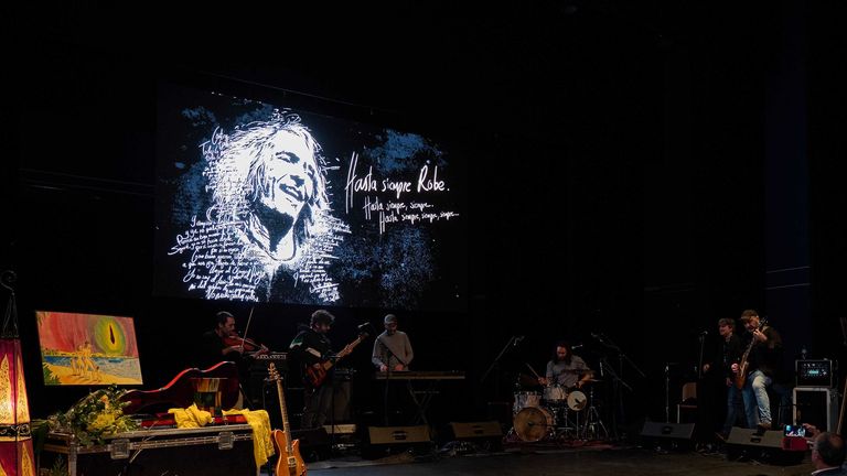 Despedida Robe Iniesta Los seguidores de Robe Iniesta abandonan su homenaje completamente ...