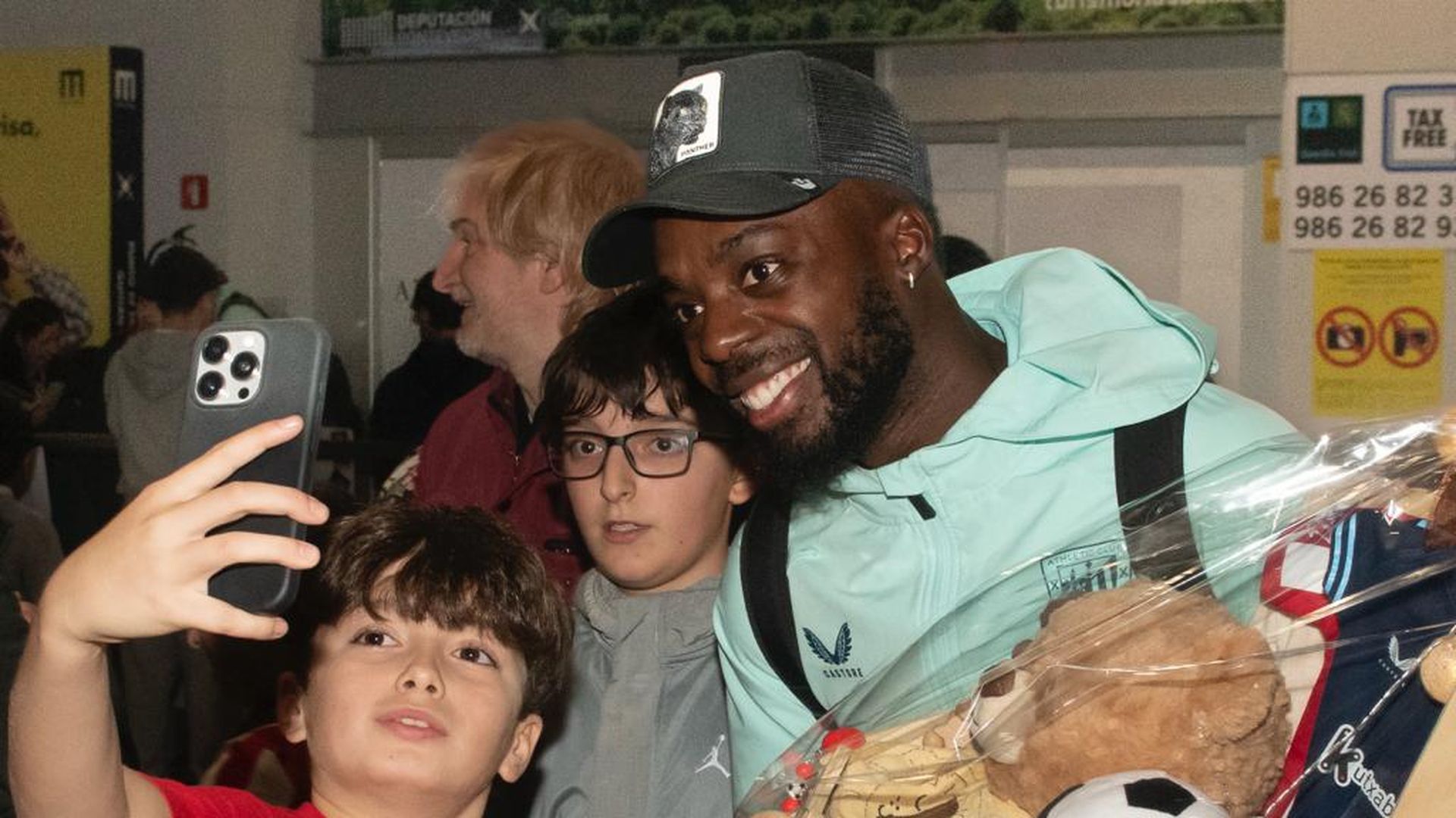 Iñaki Williams saluda a los pequeños athleticzales en Vigo