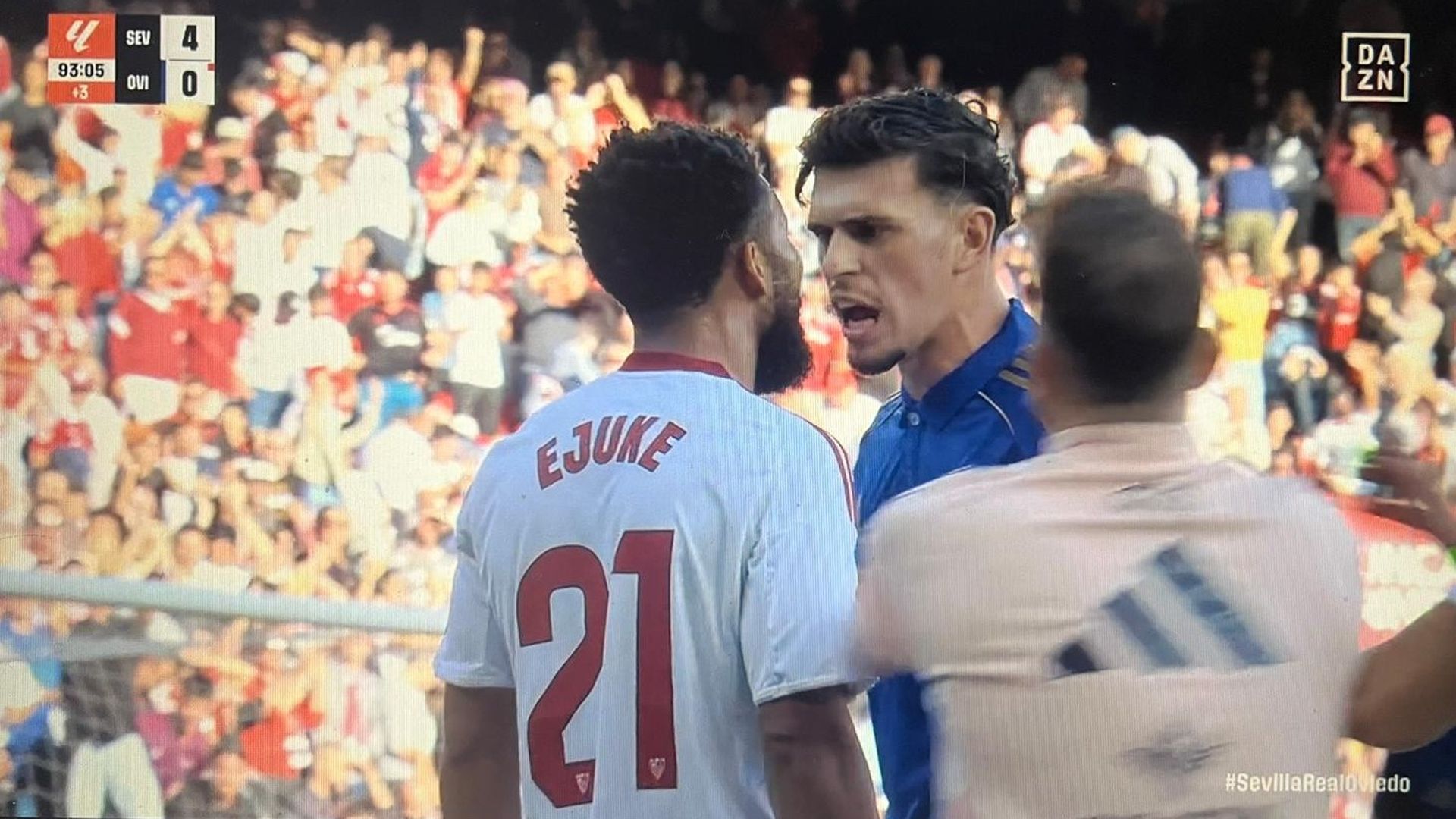 Javi López se encara con Ejuke en el Sevilla-Real Oviedo Javi López se encara con Ejuke en el Sevilla-Real Oviedo