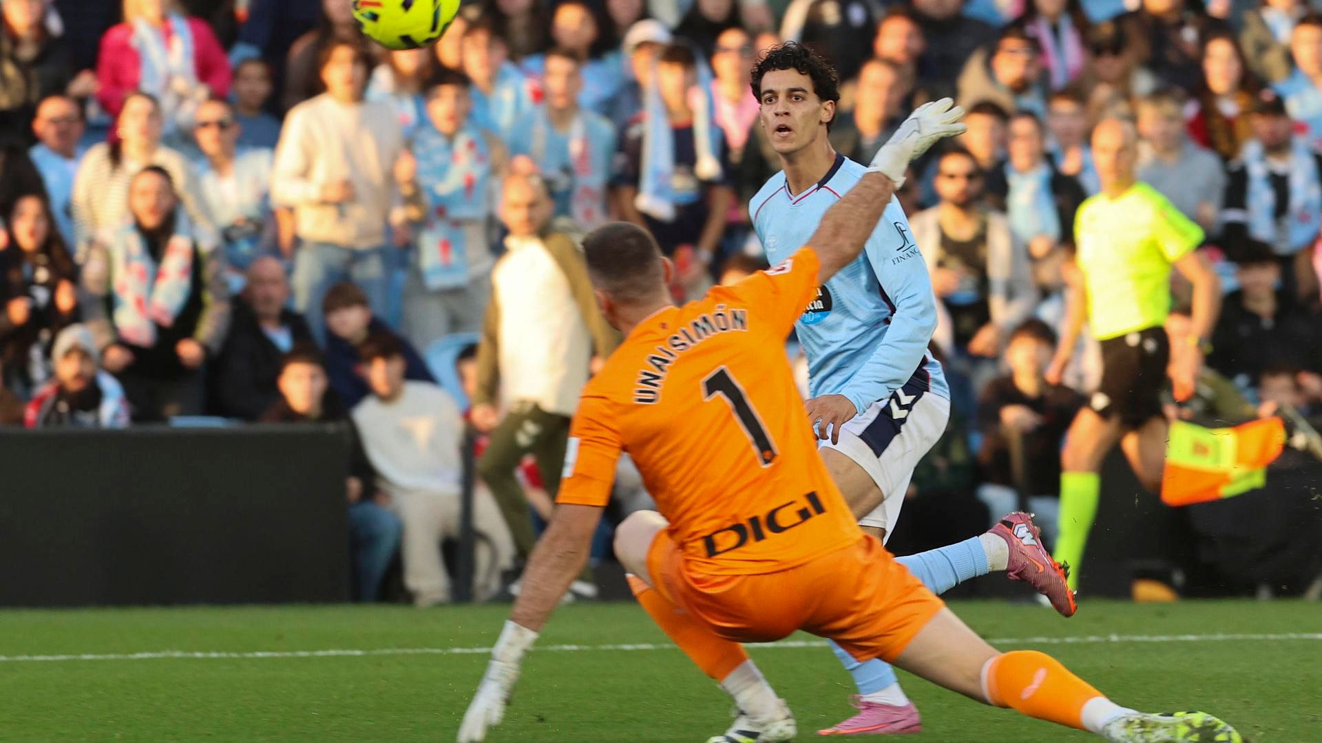 Jones El-Abdellaoui bate a Unai Simón Jones El-Abdellaoui bate a Unai Simón