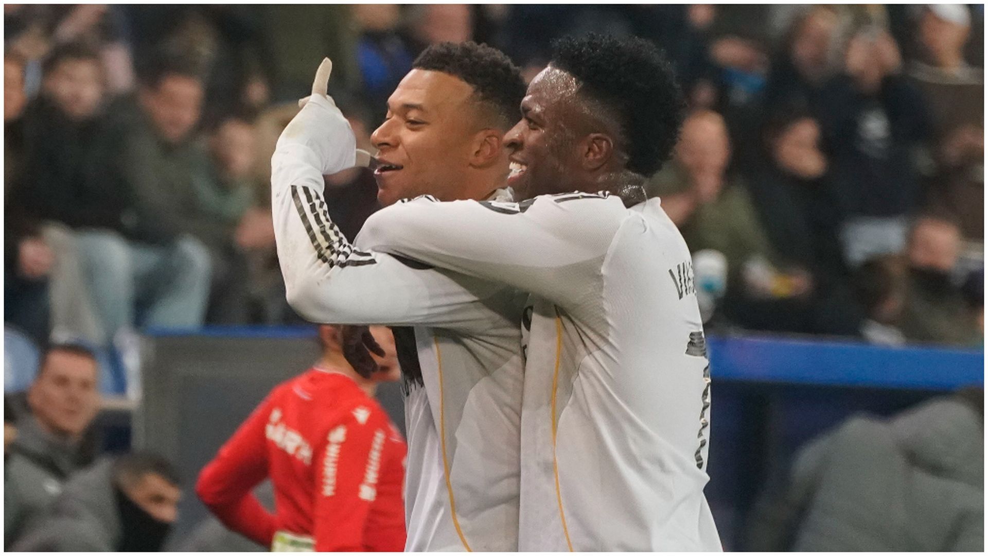 Kylian Mbappé y Vinicius celebrando el gol del francés ante el Alavés