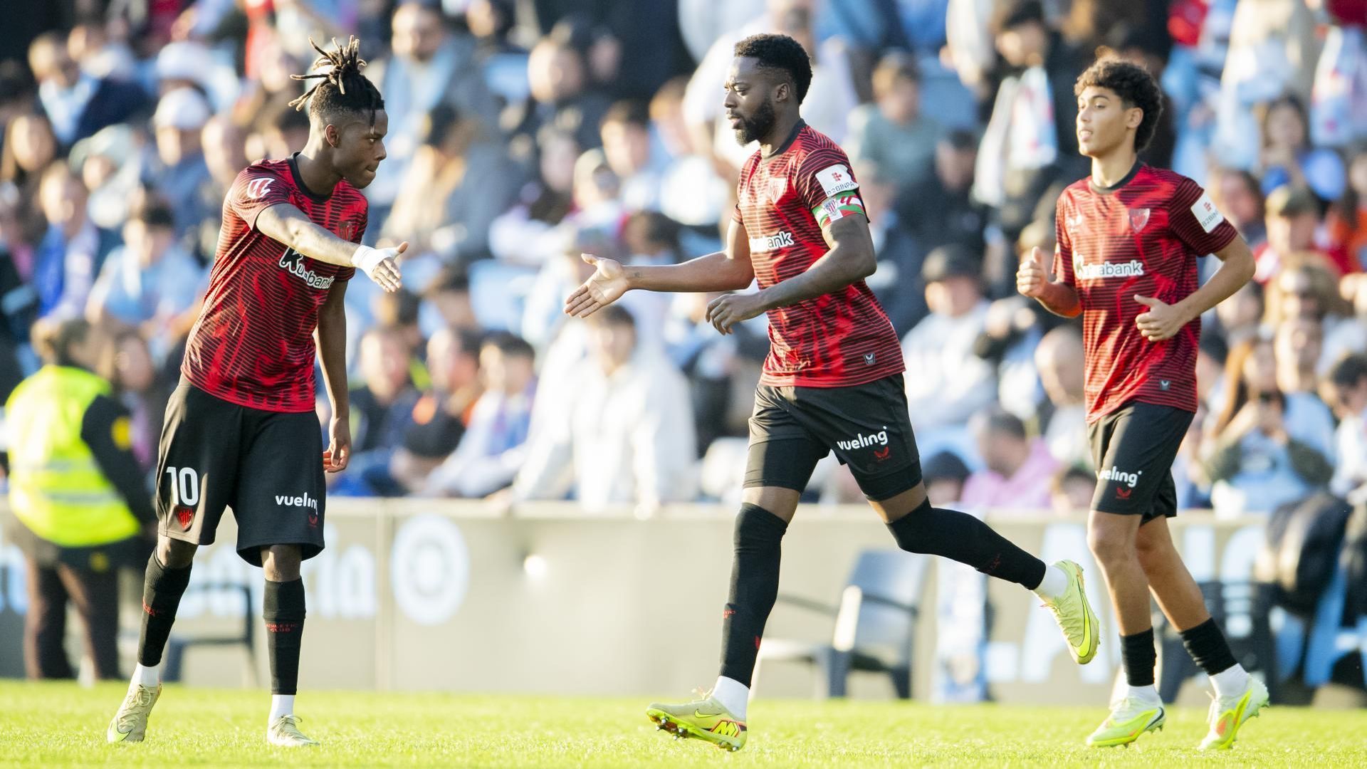 Los hermanos Iñaki y Nico Williams se saludan en Balaídos Los hermanos Iñaki y Nico Williams se saludan en Balaídos