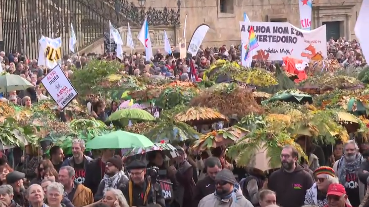 Manifestación contra la celulosa de Altri, en Santiago de Compostela