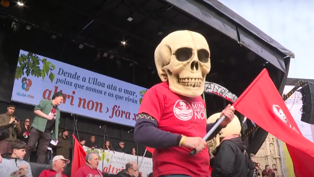 Manifestación en Santiago contra la macroplanta de Altri: "Representa el franquismo industrial"