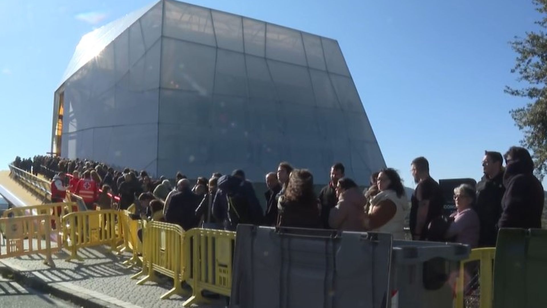 Miles de seguidores y de vecinos de Plasencia dan el último adiós a Robe Iniesta