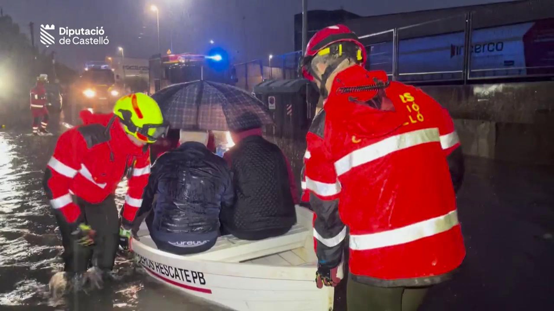 Los bomberos rescatan en barca a dos personas atrapadas por el agua en su coche en Vila-real
