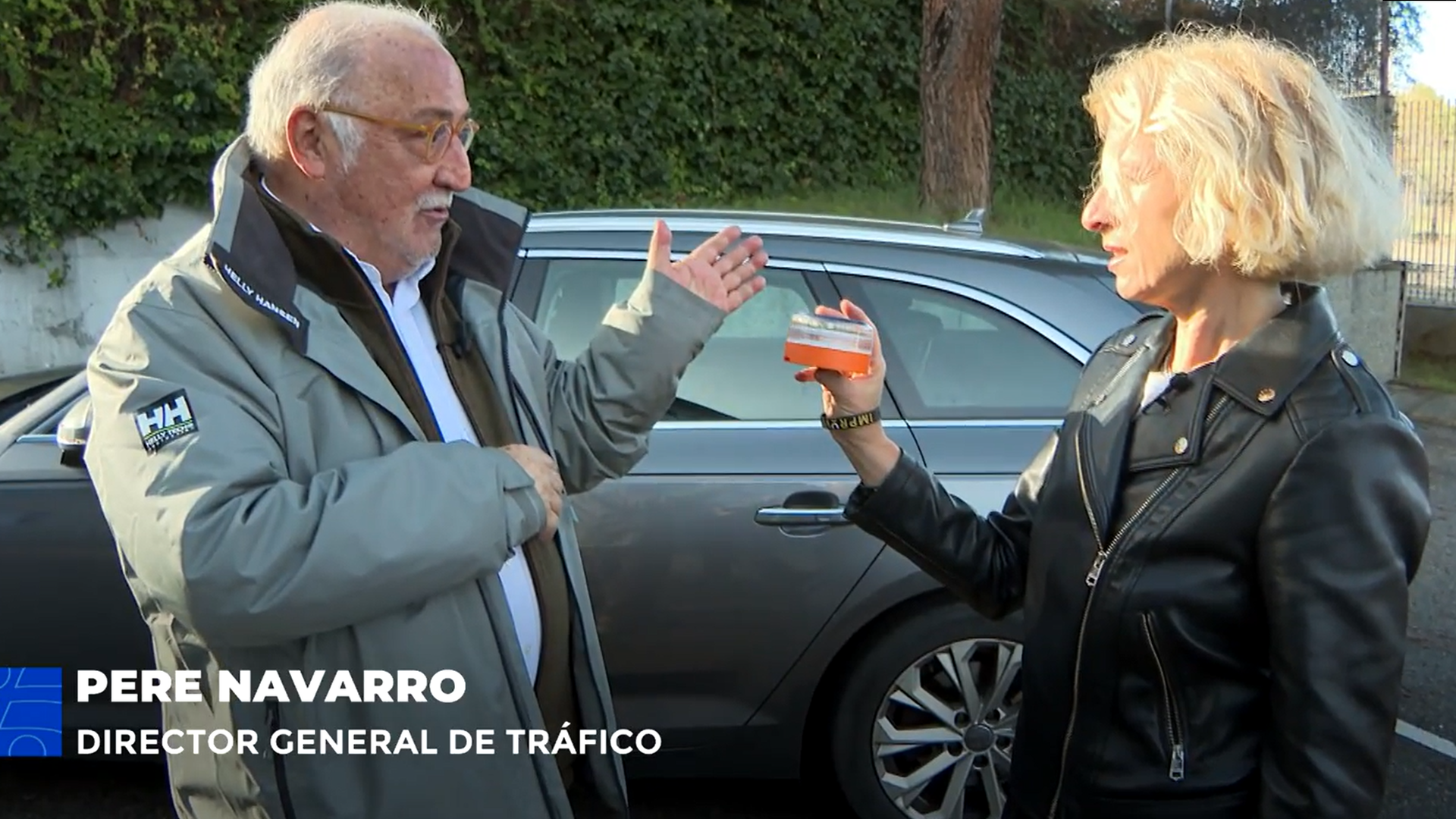 Pere navarro, director general de la DGT, contesta en Informativos Telecinco a todas las dudas de la baliza V16