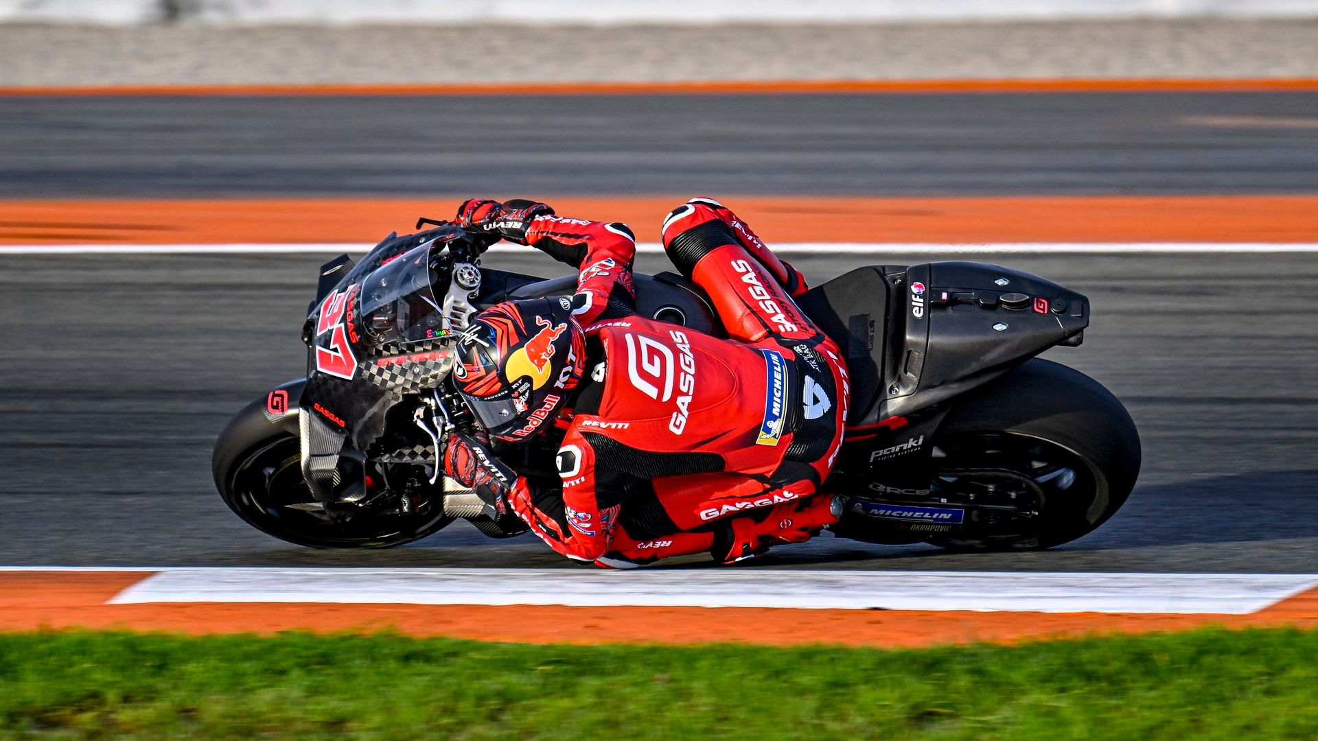 Piloto de Moto GP en el circuito de Cheste en Valencia