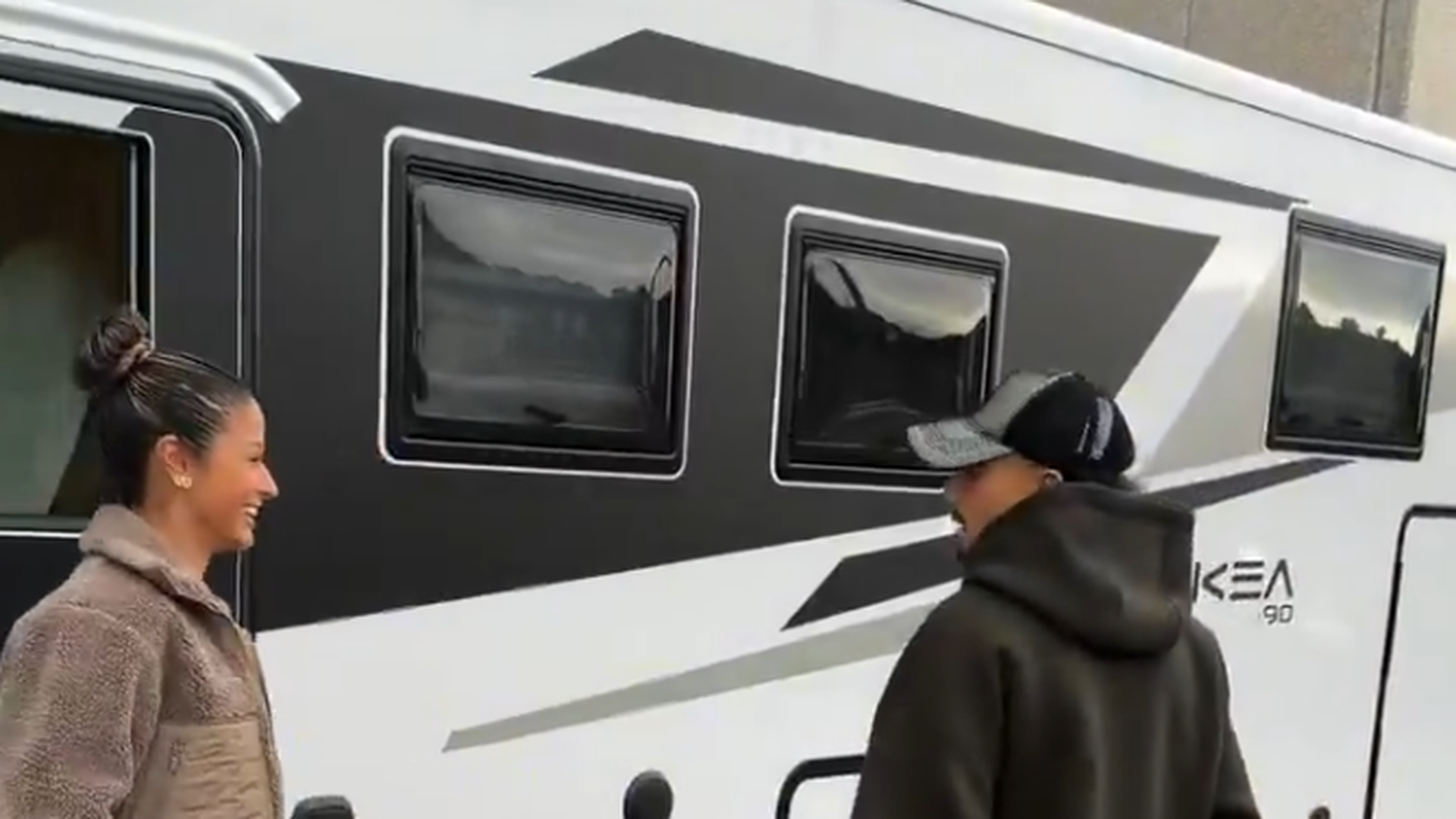 Raphinha recibe el regalo de su mujer Raphinha recibe el regalo de su mujer