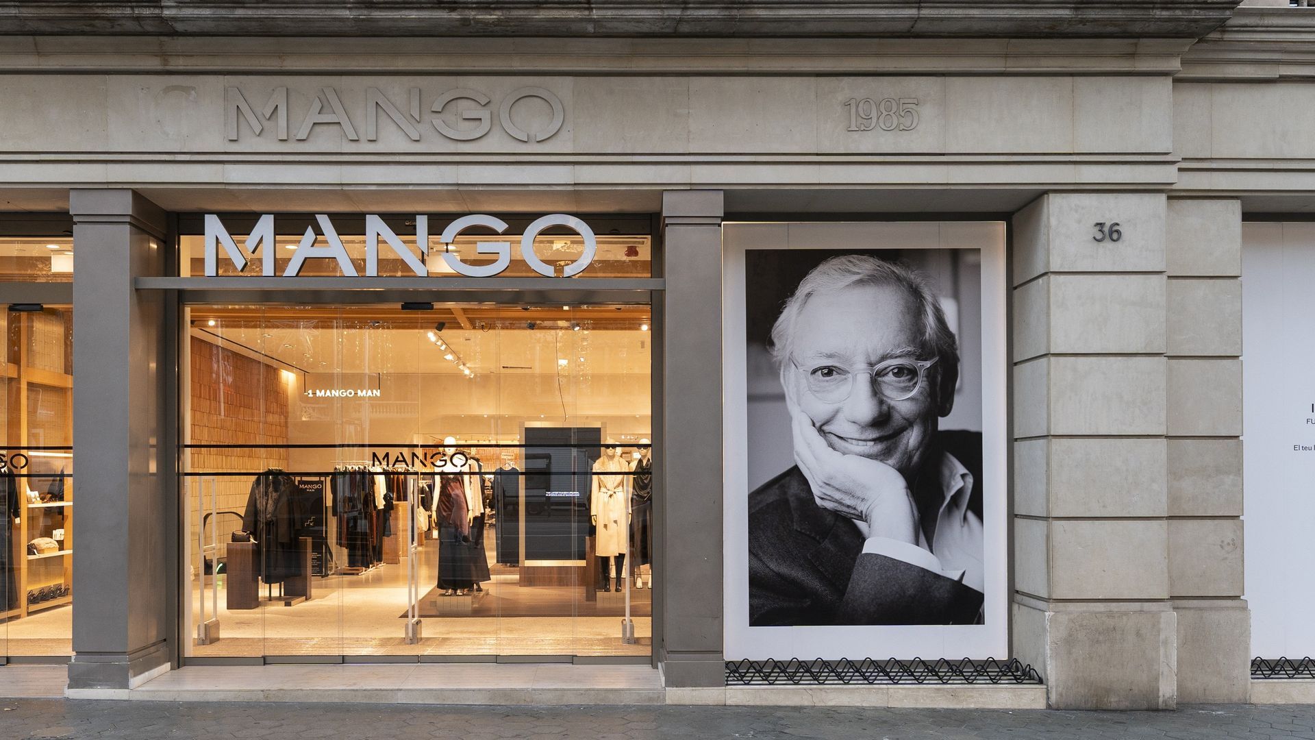 Tienda de Mango en Barcelona, homenajeando a Isak Andic