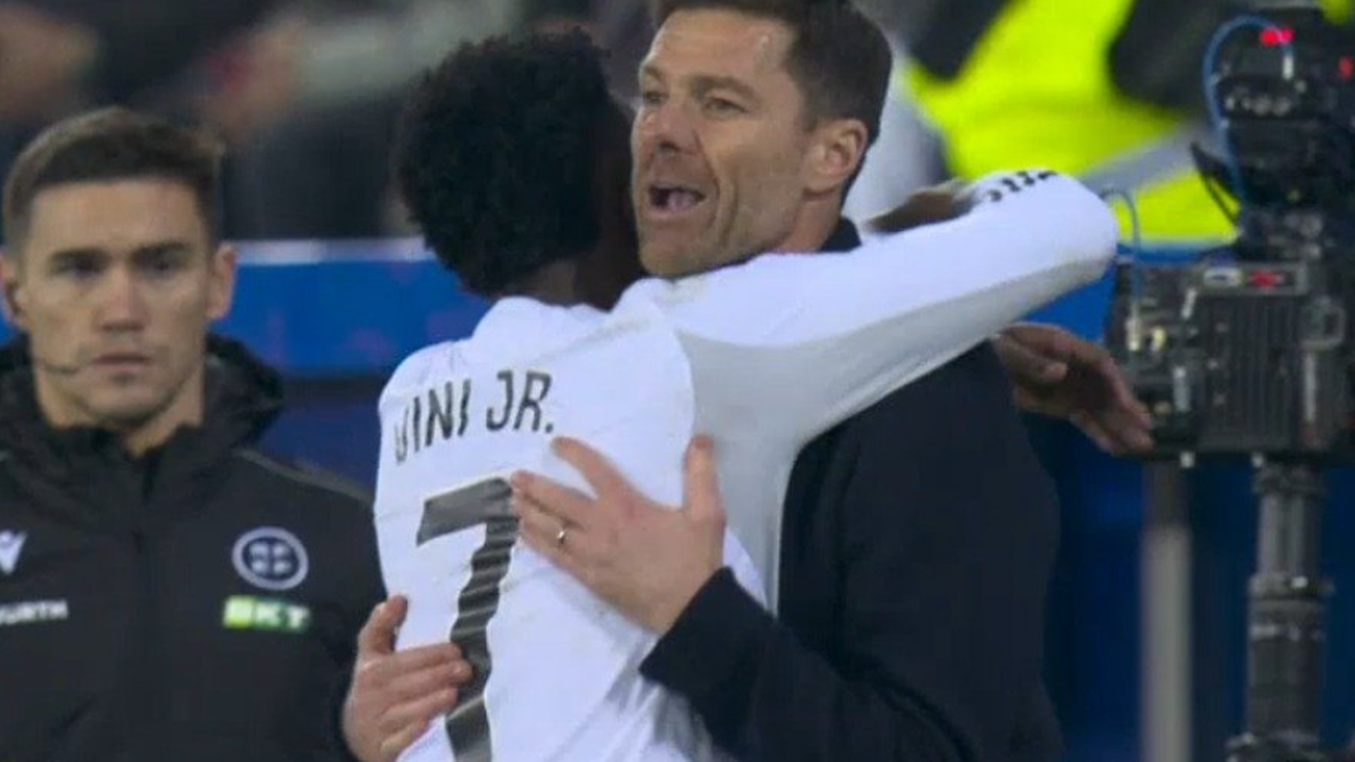 Xabi Alonso se abraza con Vinicius Xabi Alonso se abraza con Vinicius