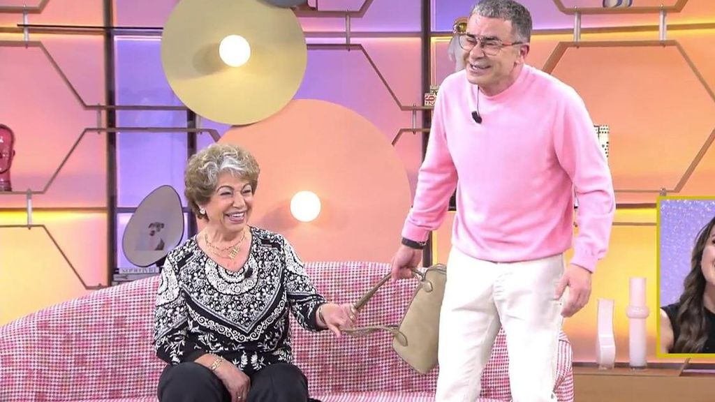 El momentazo de una mujer de 82 años con una asombrosa vitalidad al recrear con Jorge Javier su defensa ante el ladrón que le quiso robar