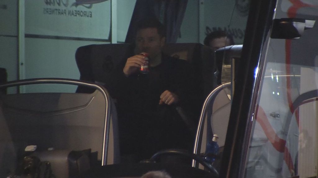 Xabi Alonso retrasa, de momento, su ‘última cena’: pizza y cerveza para celebrar la victoria ante el Alavés