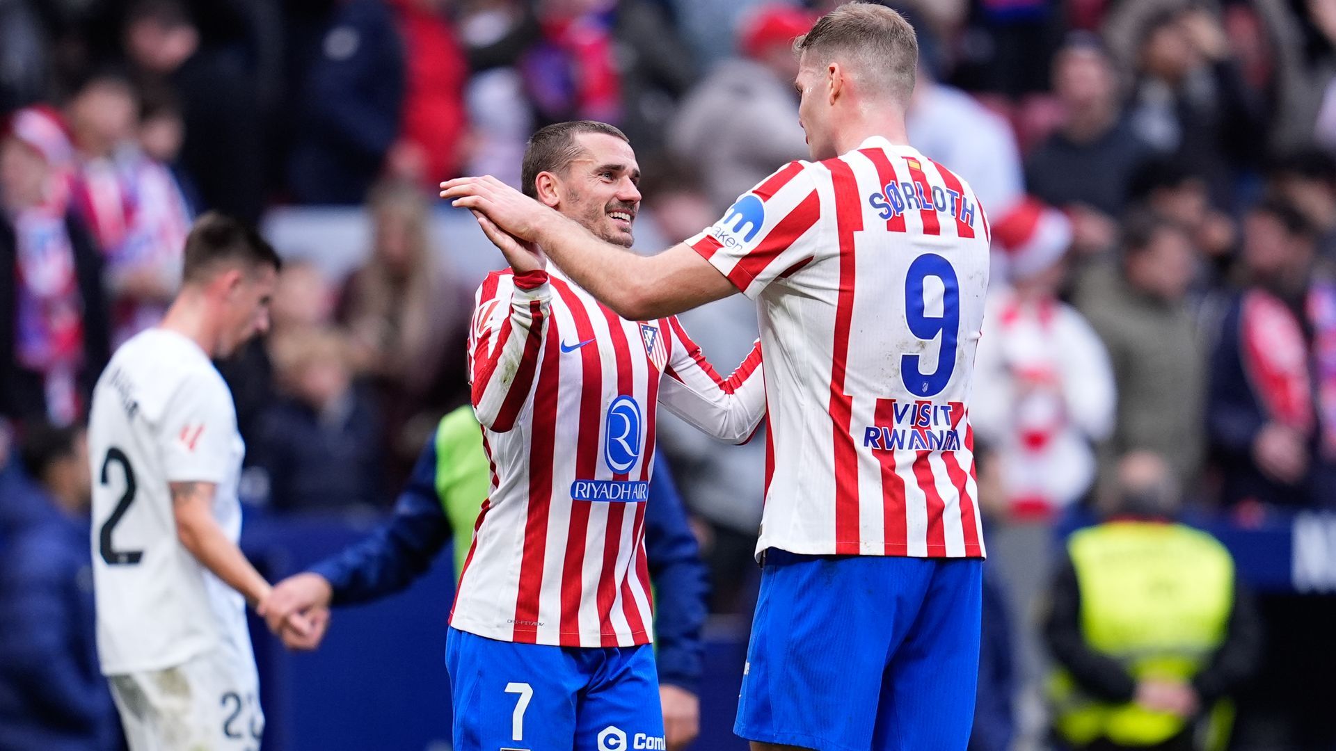 Alexander Sorloth y Antoine Griezmann celebrando un gol contra el Valencia