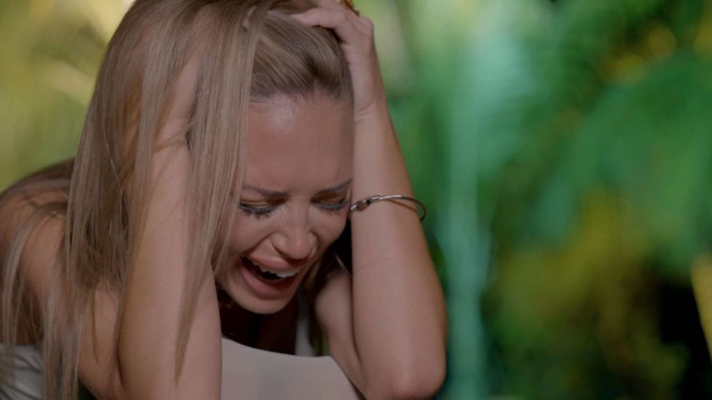 Almudena tira la 'tablet' contra el fuego y acaba destrozada en 'La isla de las tentaciones 9' al ver el beso de Darío y Cristina: "¡No me puedes romper más!"