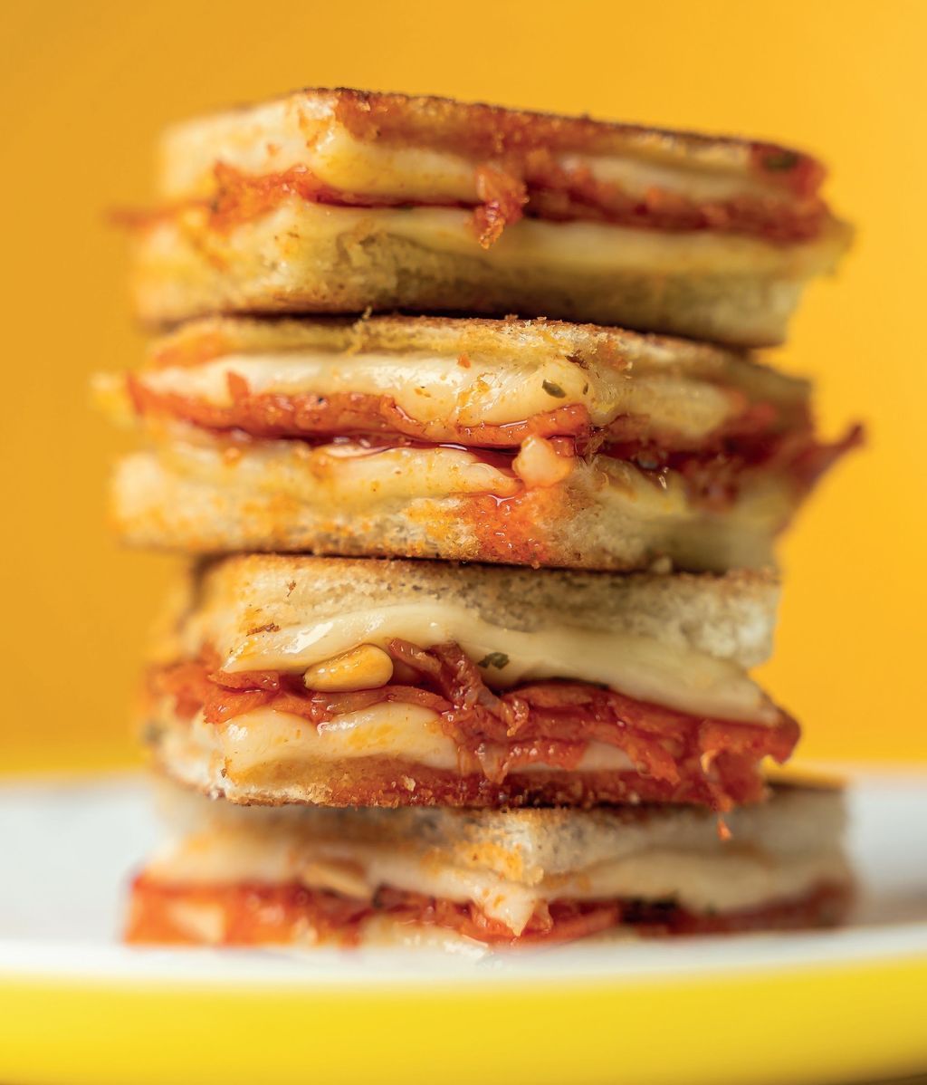 Bikini de sobrasada, queso Mahón, hierbas, miel y piñones