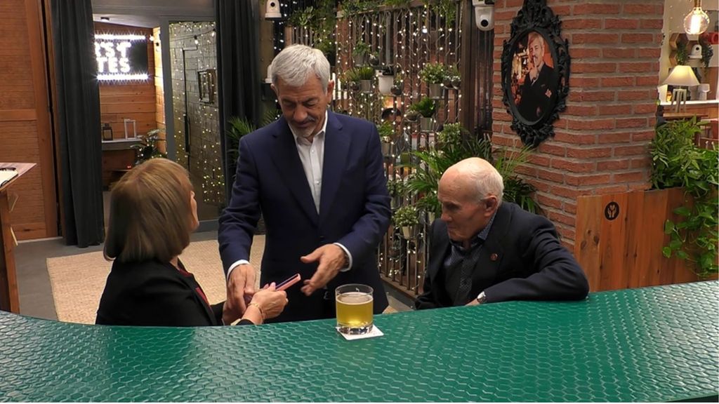 Carlos Sobera irrumpe una cita ante el sonido del teléfono de una soltera de 'First Dates': "Tengo que intervenir"