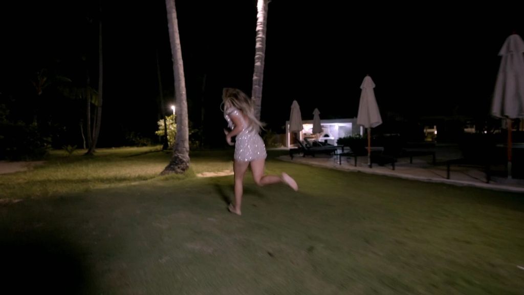 Claudia, fuera de sí, huye de la hoguera de 'La isla de las tentaciones 9' ante las imágenes de Gilbert y su ex en busca de 'Villa Montaña': "¡Decidme dónde es!"