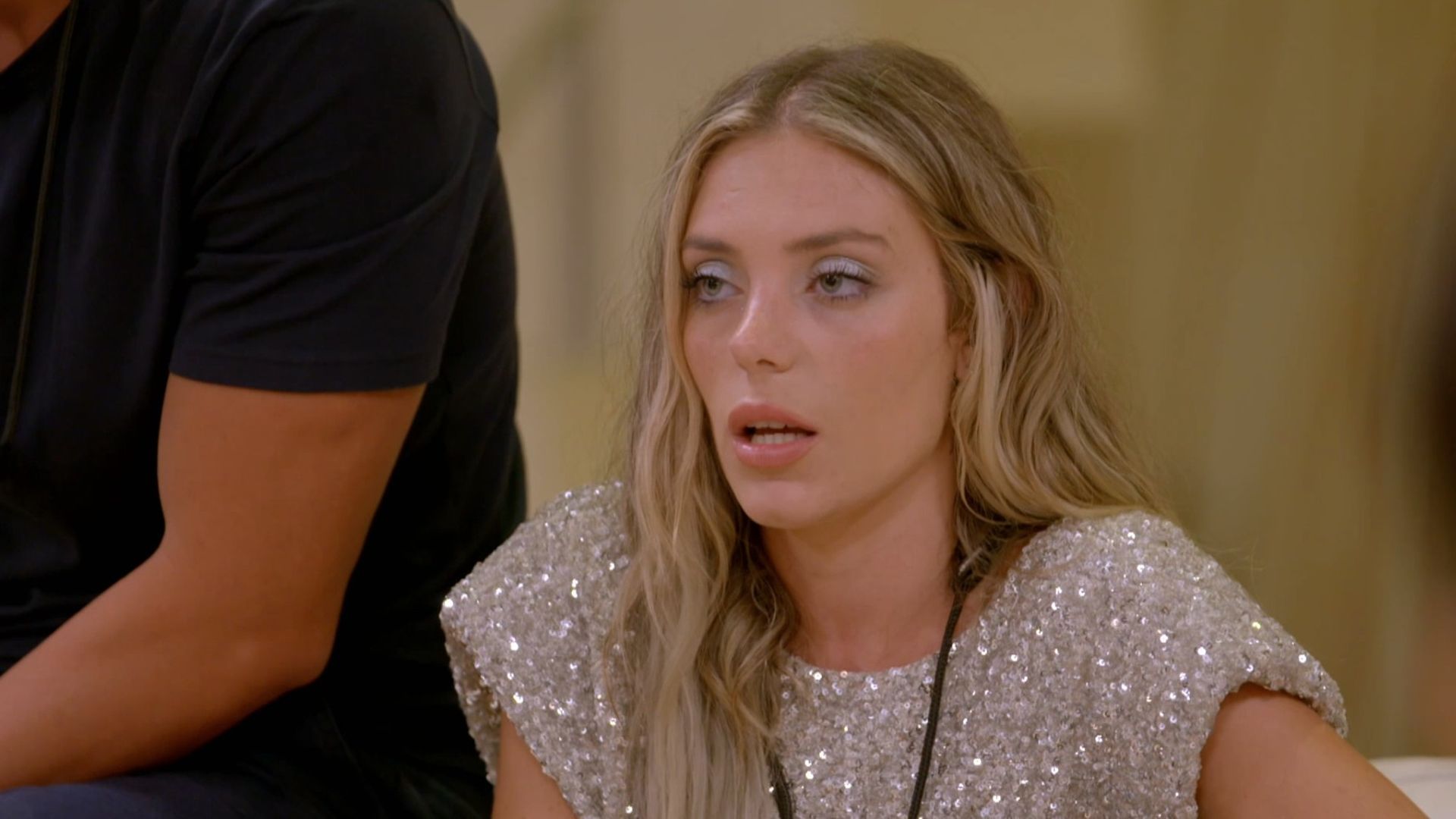 Claudia regresa a su villa tras su huida de la hoguera de 'La isla de las tentaciones 9': "Mi relación es una mentira"