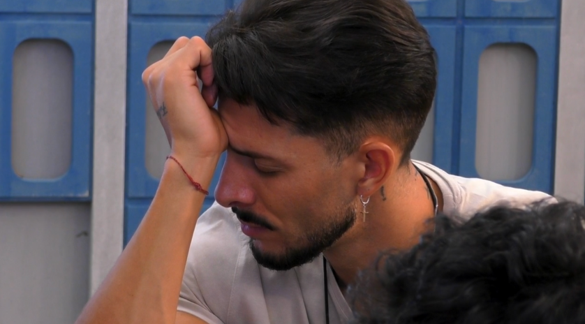 Cristian con Aquilino rezando en la pajarería