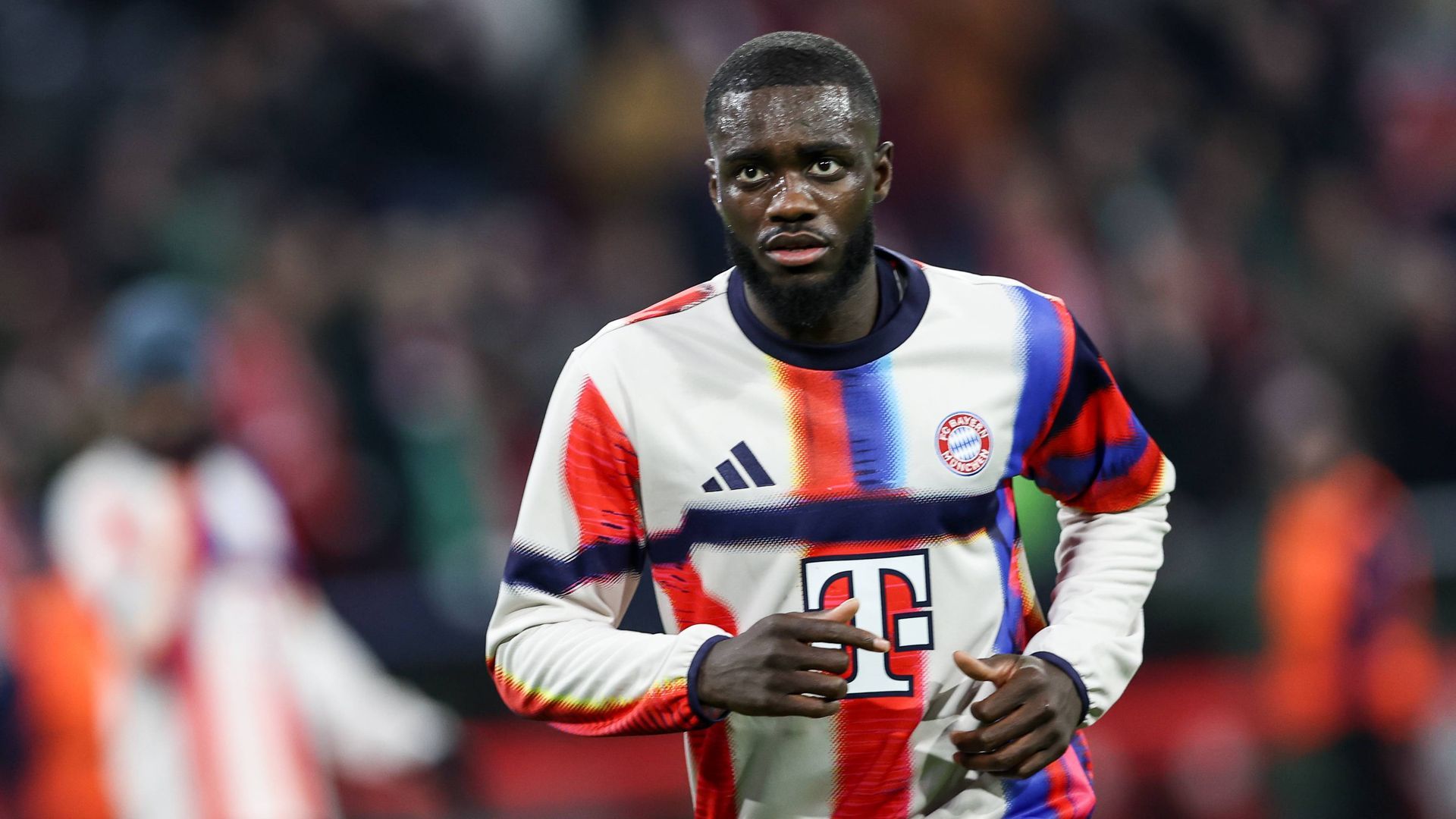 Dayot Upamecano calentando con el Bayern Dayot Upamecano calentando con el Bayern