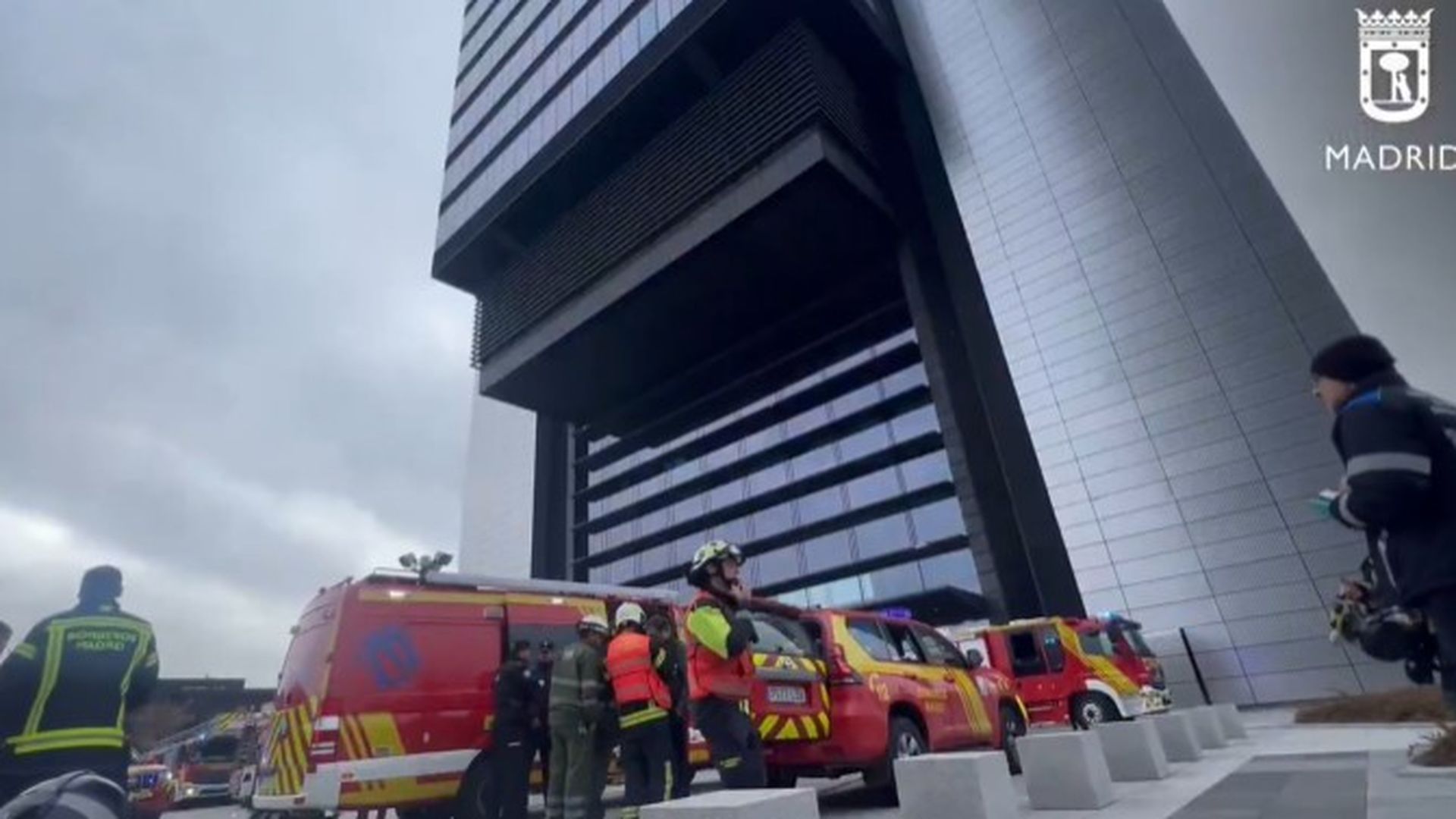 Desalojan la torre Foster de la Castellana de Madrid por un incendio en un transformador eléctrico