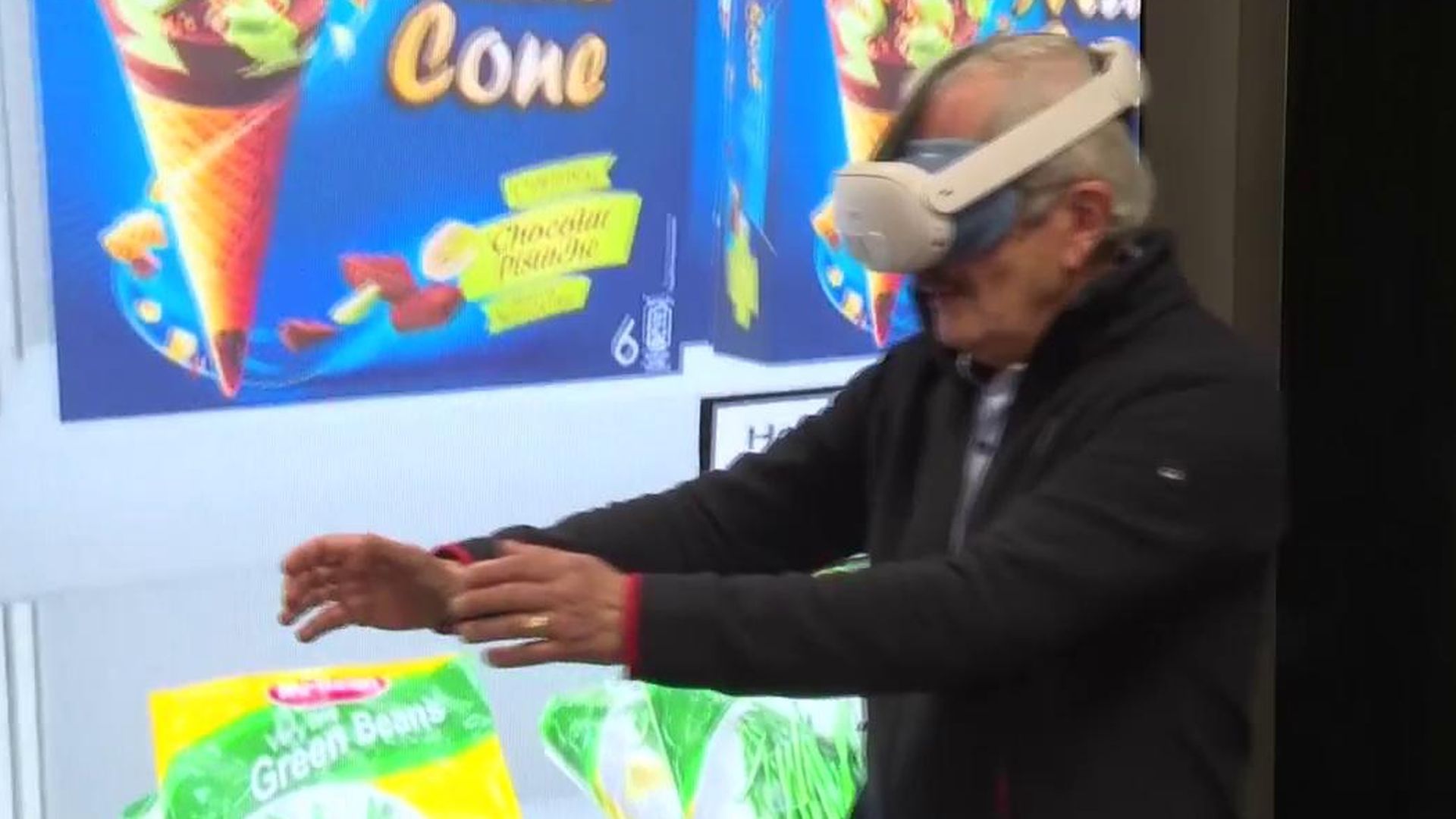 Enrique ha tenido que aprender todo de nuevo tras dos ictus: el taller cerebral le ayuda a coger confianza para hacer la compra