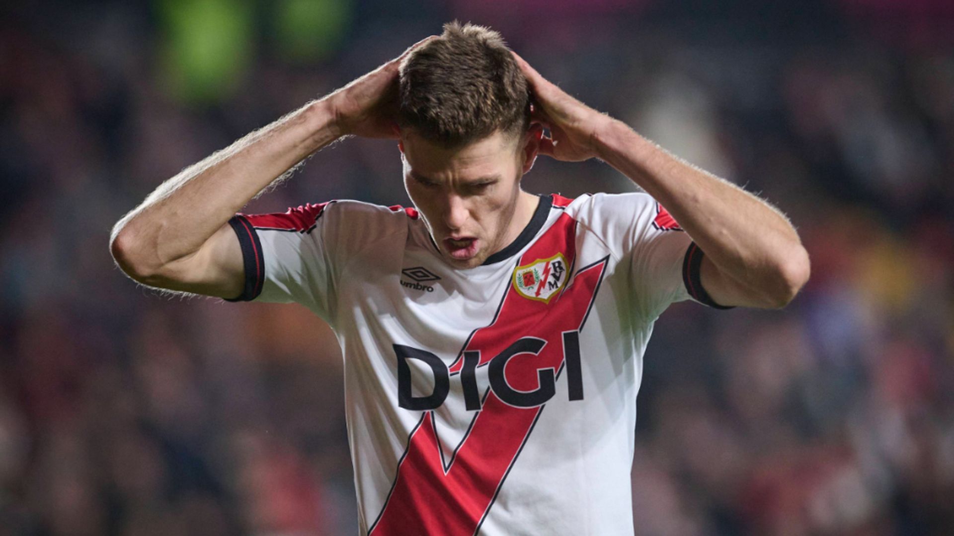 Gerard Gumbau se lamenta en un partido con el Rayo Vallecano