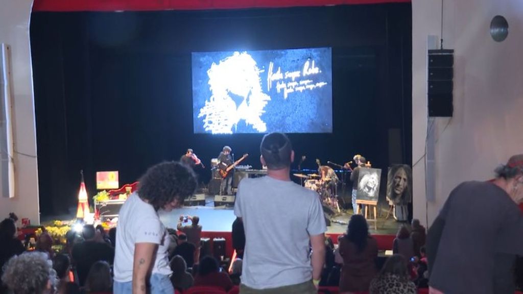 Homenaje a Robe Iniesta: el batería Alber Fuentes rompe a llorar mientras toca ‘El poder del arte’