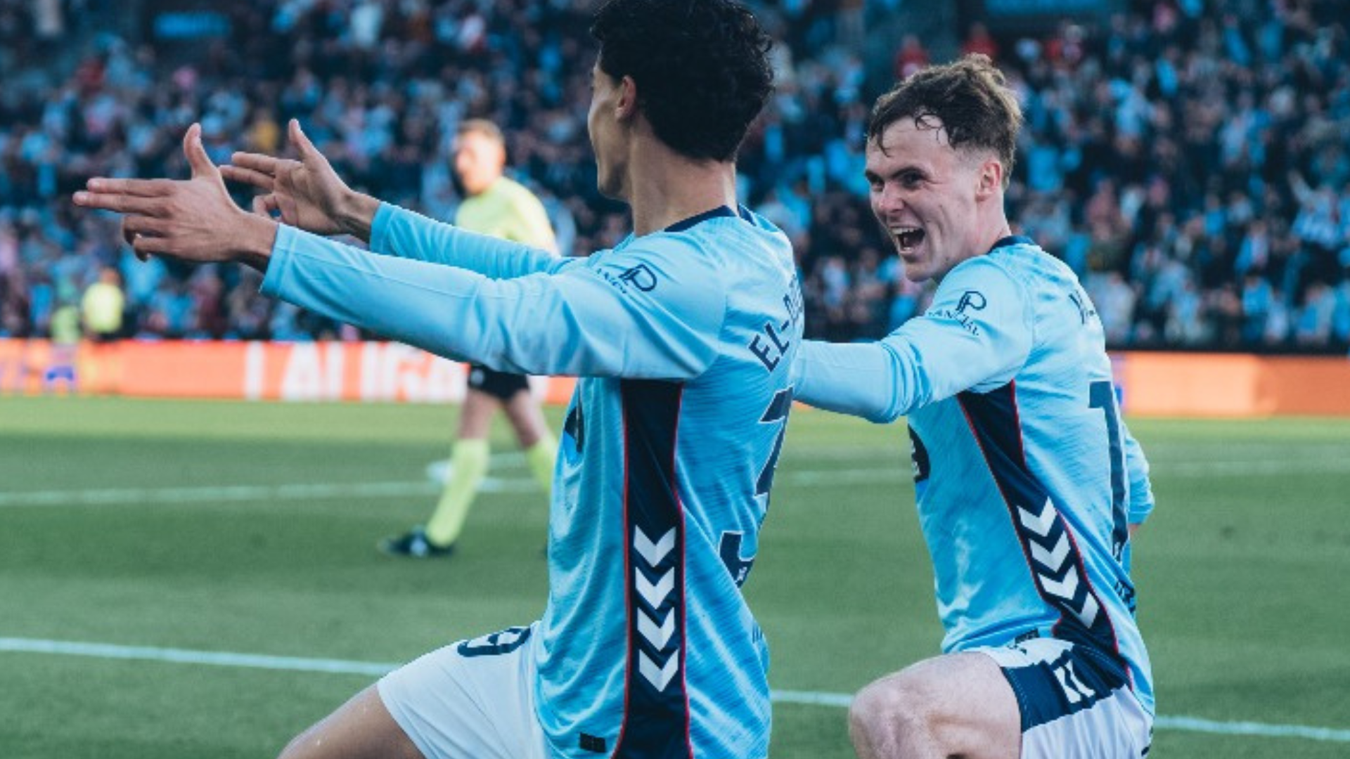Jones El-Abdellaoui y Williot Swedberg celebran un gol al Athletic Club