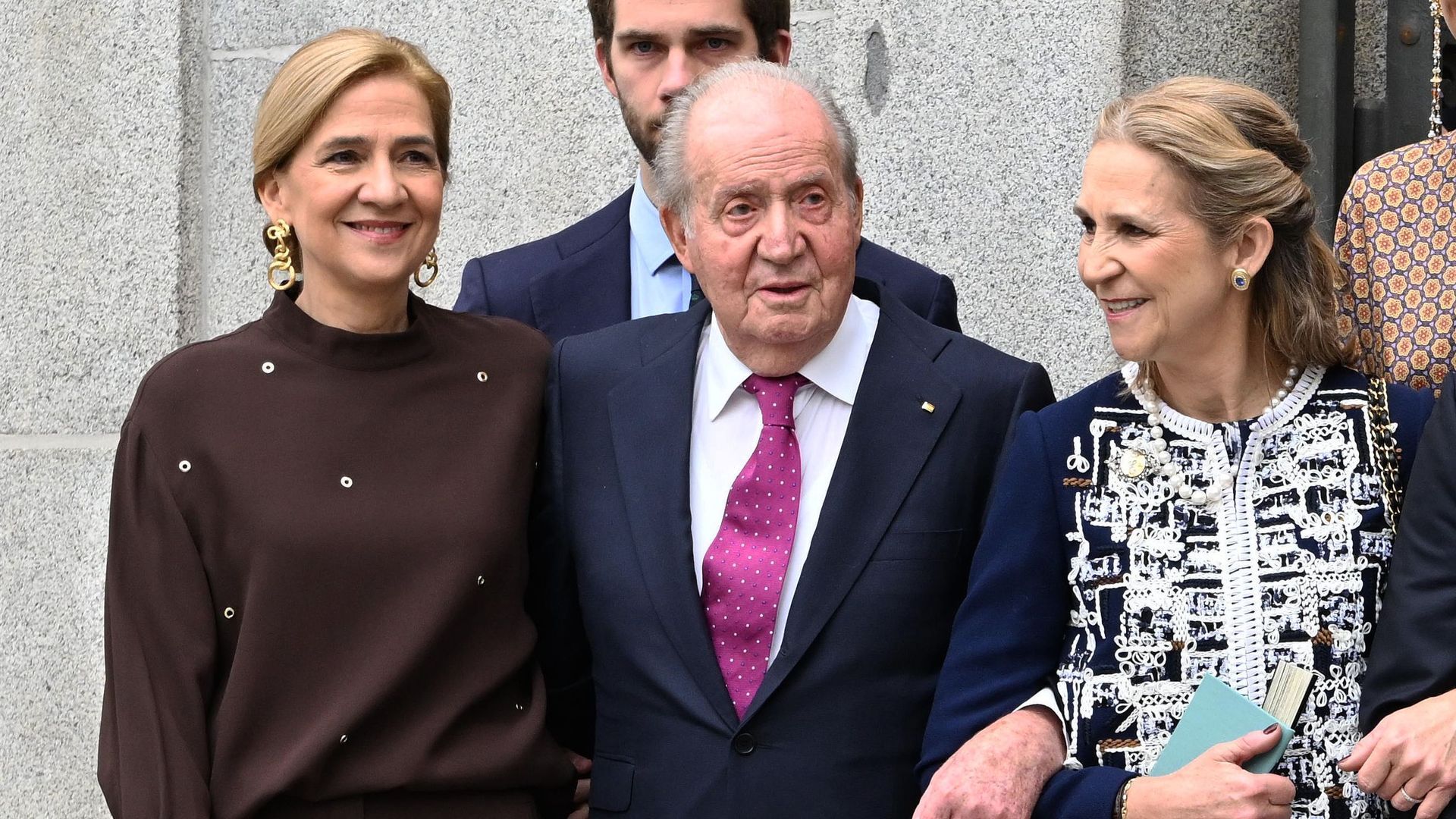 Las infantas Elena y Cristina, con el rey Juan Carlos