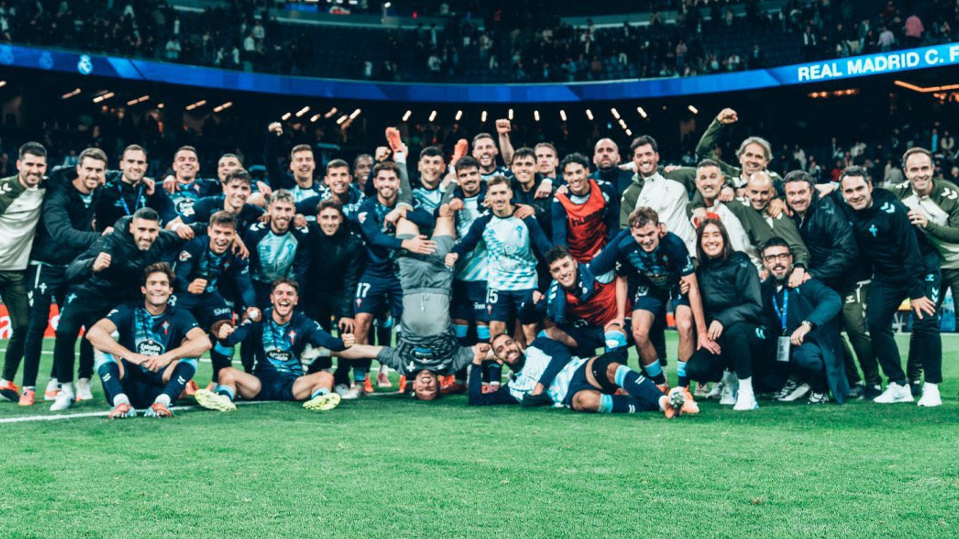 Los jugadores del Celta celebran la victoria en el Bernabéu