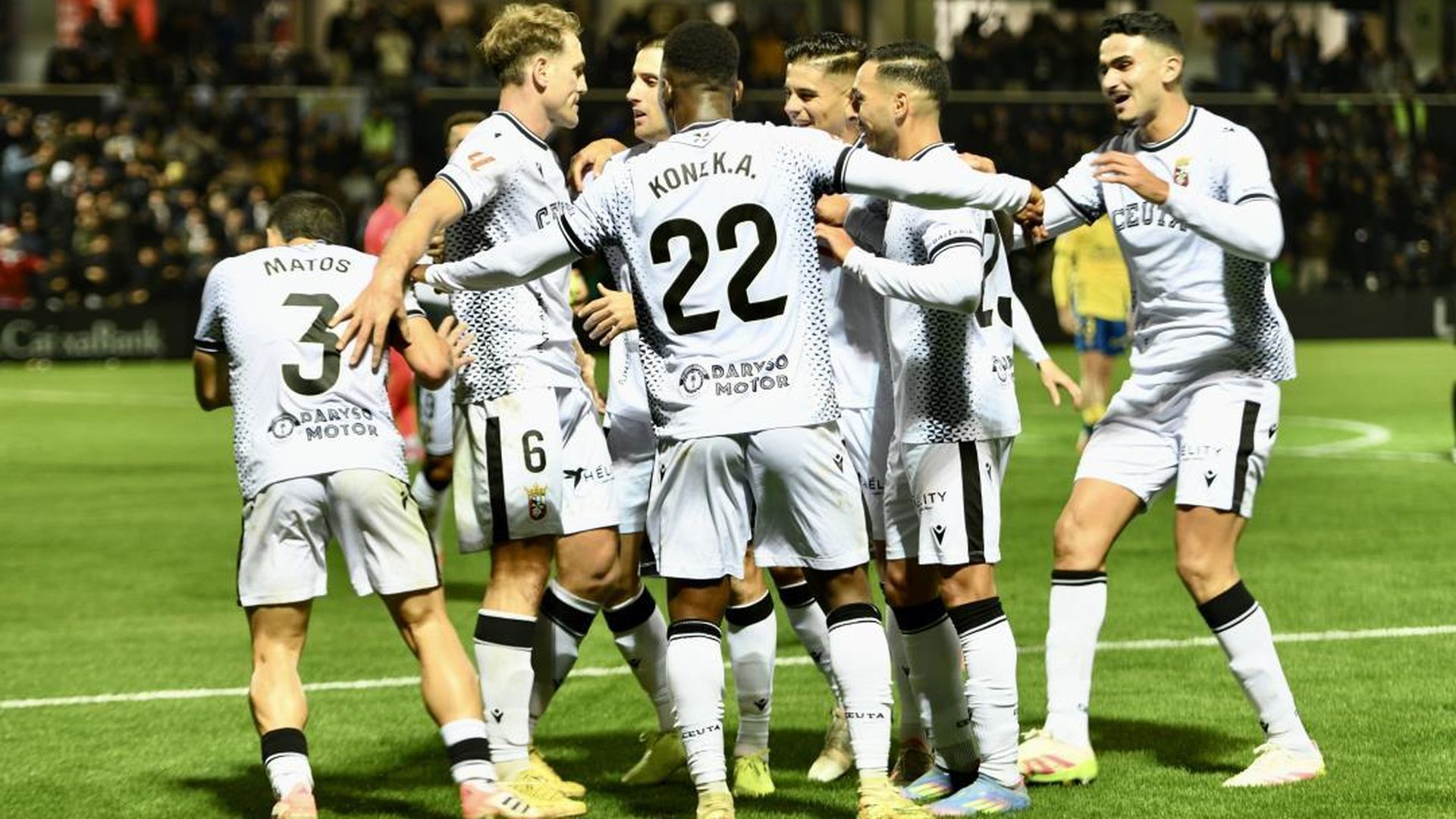 Los jugadores del Ceuta celebran el gol de Matos