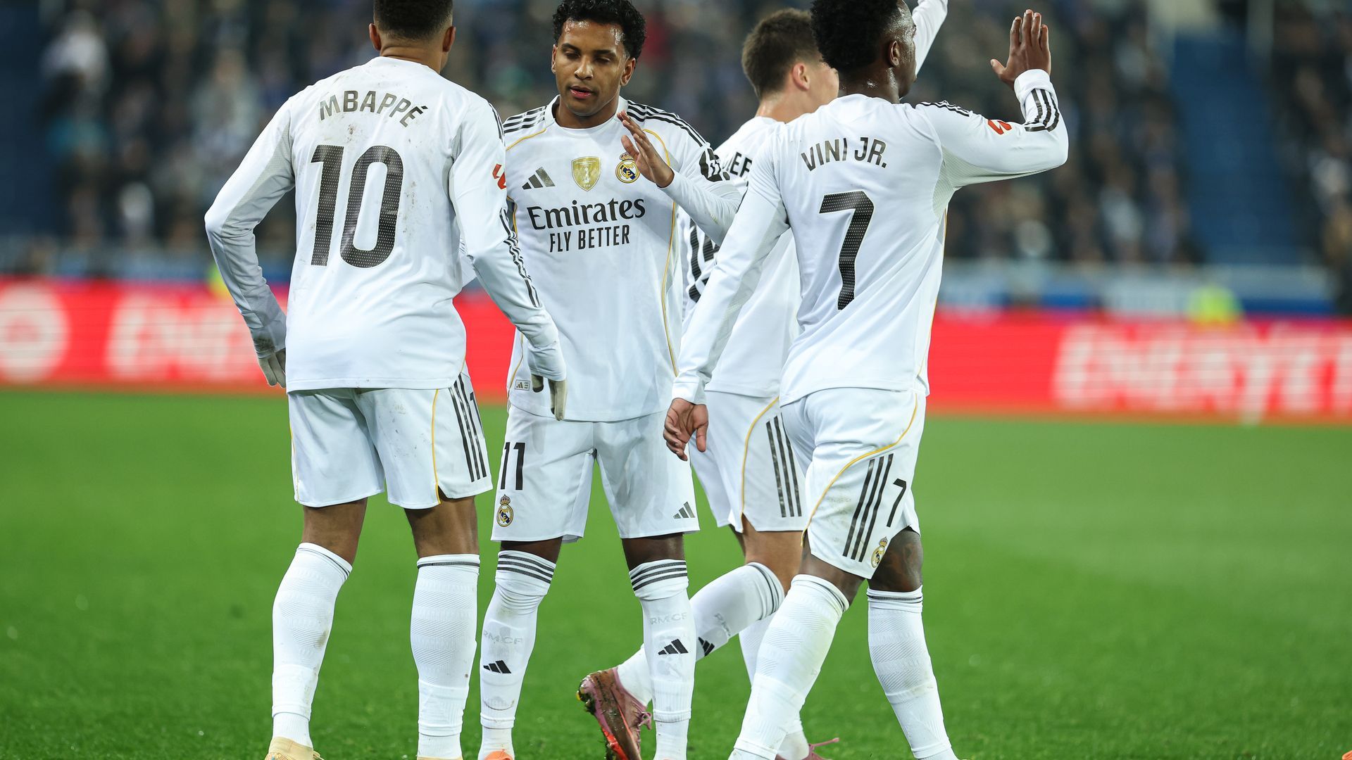 Mbappé celebrando el gol con sus cumpañeros contra el Alavés