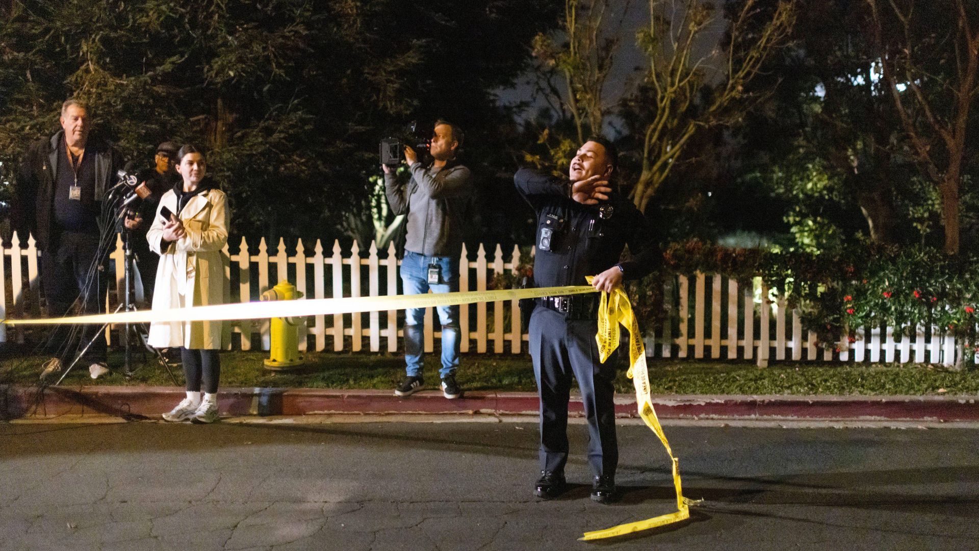 Personal de emergencias se despliega cerca de la residencia de Rob Reiner