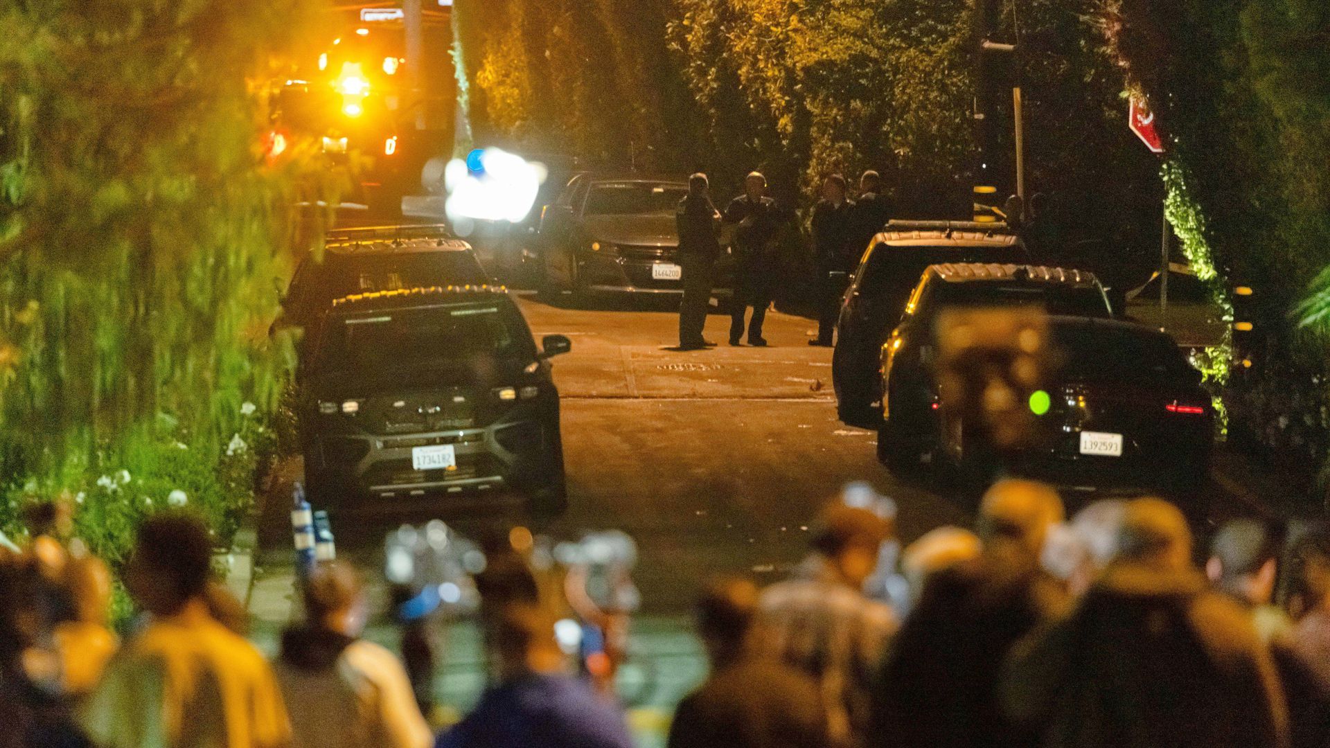 Personal de emergencias se despliega cerca de la residencia de Rob Reiner