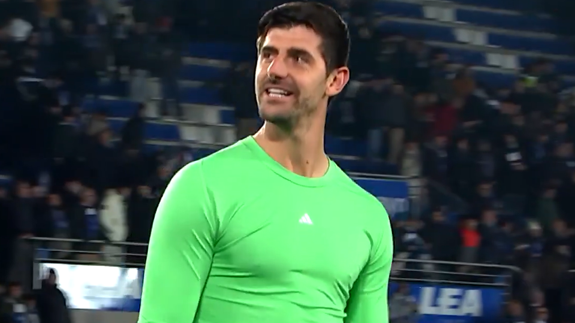 Thibaut Courtois mirando a la grada de Mendizorroza
