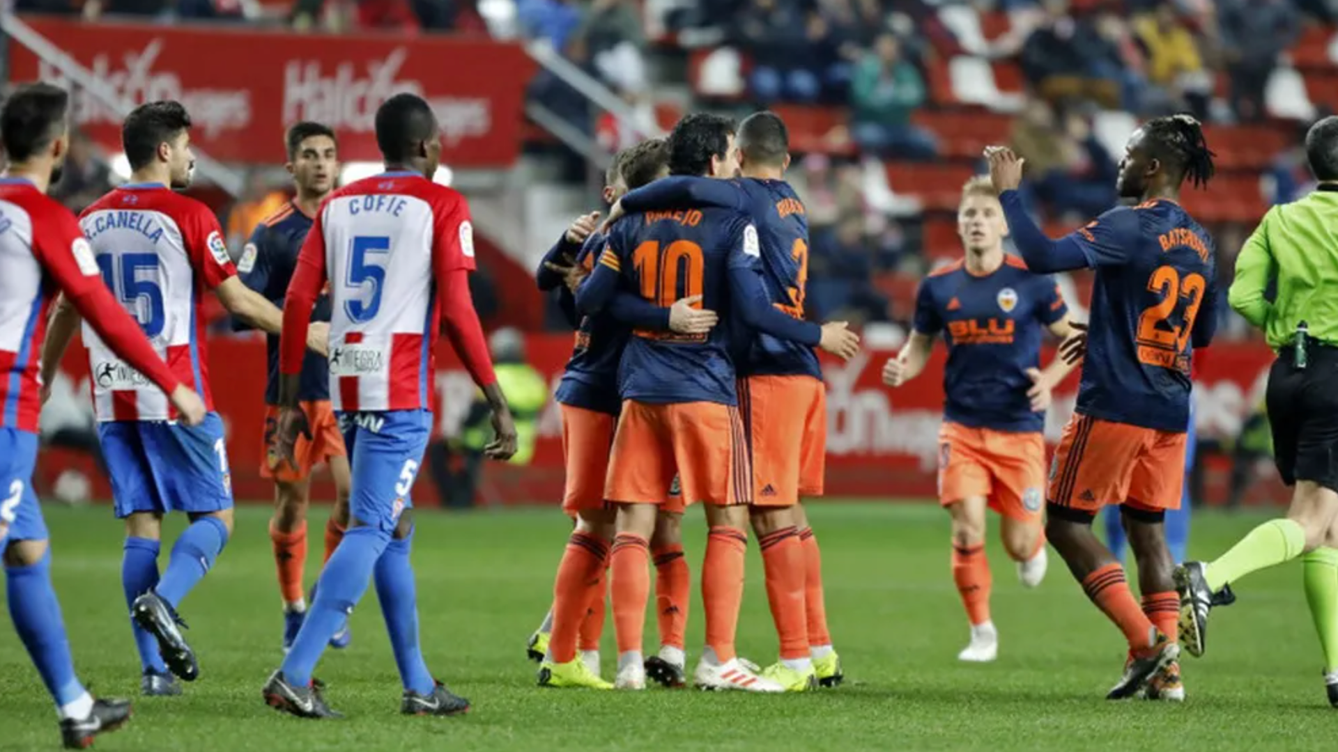 Un lance del Sporting-Valencia CF en Copa del Rey Un lance del Sporting-Valencia CF en Copa del Rey