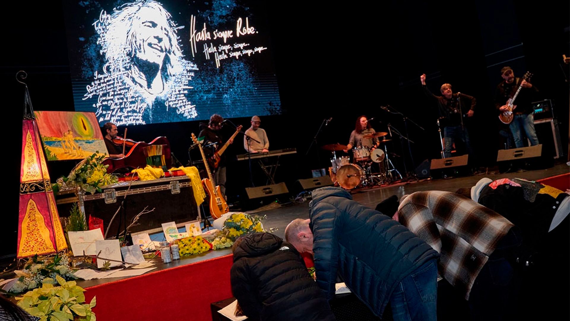 Una imagen de la despedida a Robe Iniesta en Plasencia Una imagen de la despedida a Robe Iniesta en Plasencia