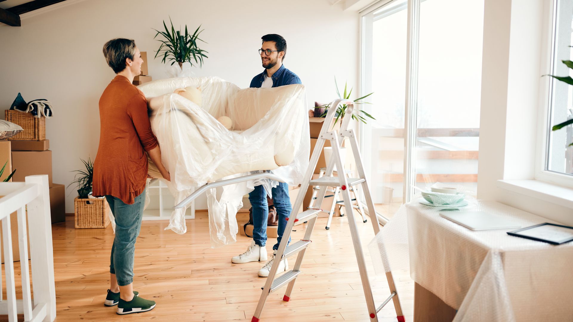 Una pareja en su nuevo apartamento