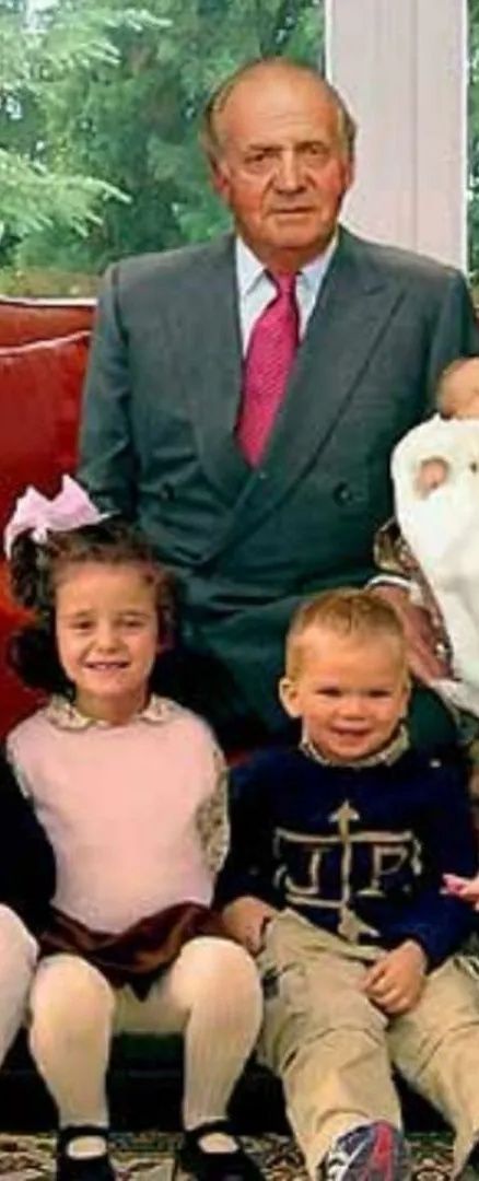 Victoria Federica sin brazos y el Rey Juan Carlos sin piernas