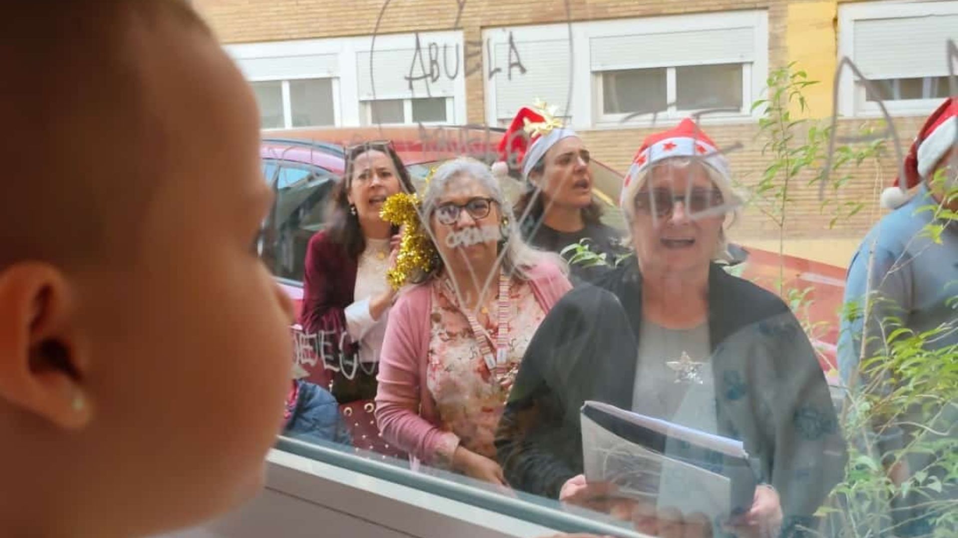 Villancicos para Victoria Esperanza, en aislamiento hasta que reciba el trasplanta de médula