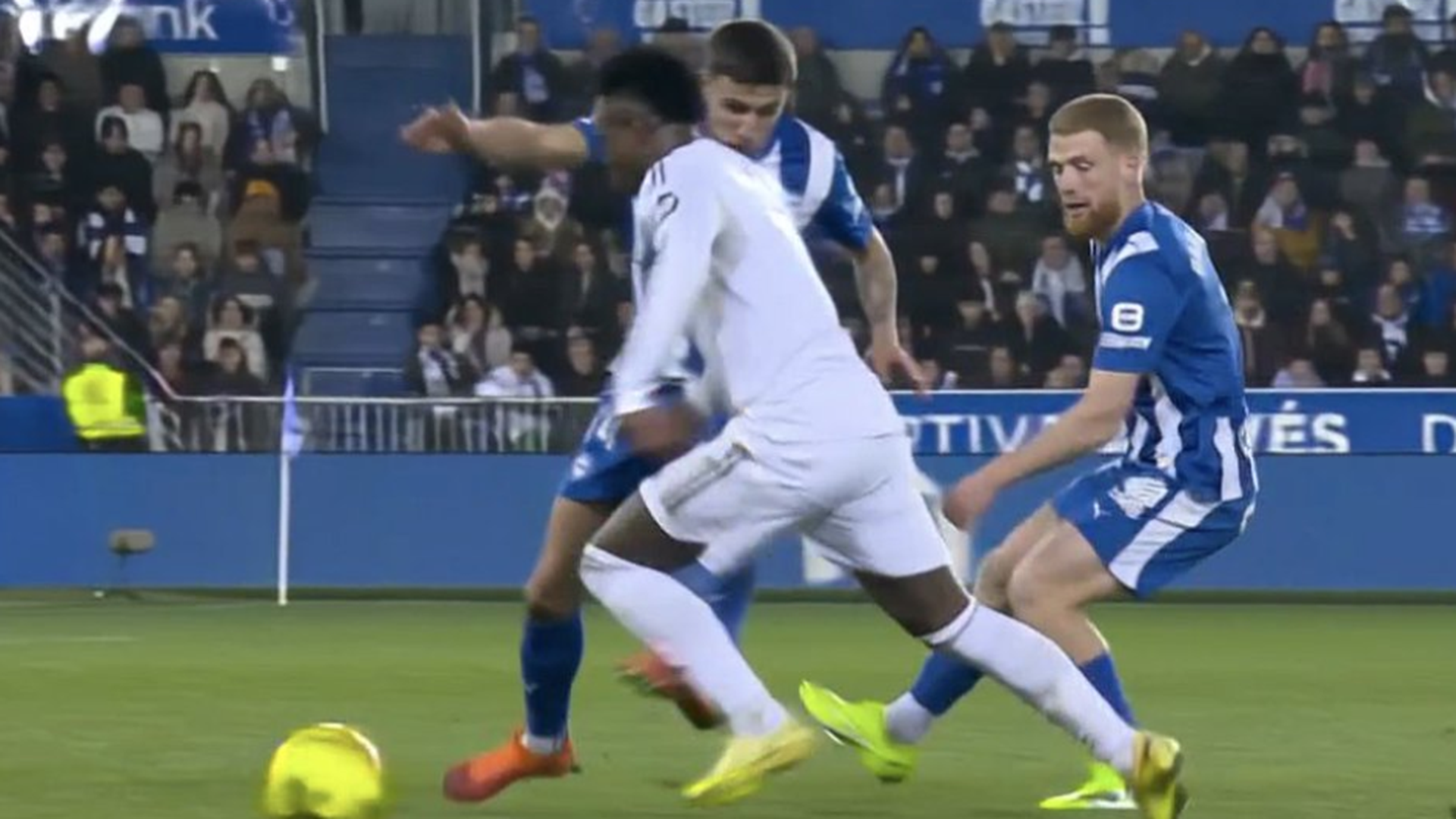 Vinicius, en la acción con Tenaglia Vinicius, en la acción con Tenaglia