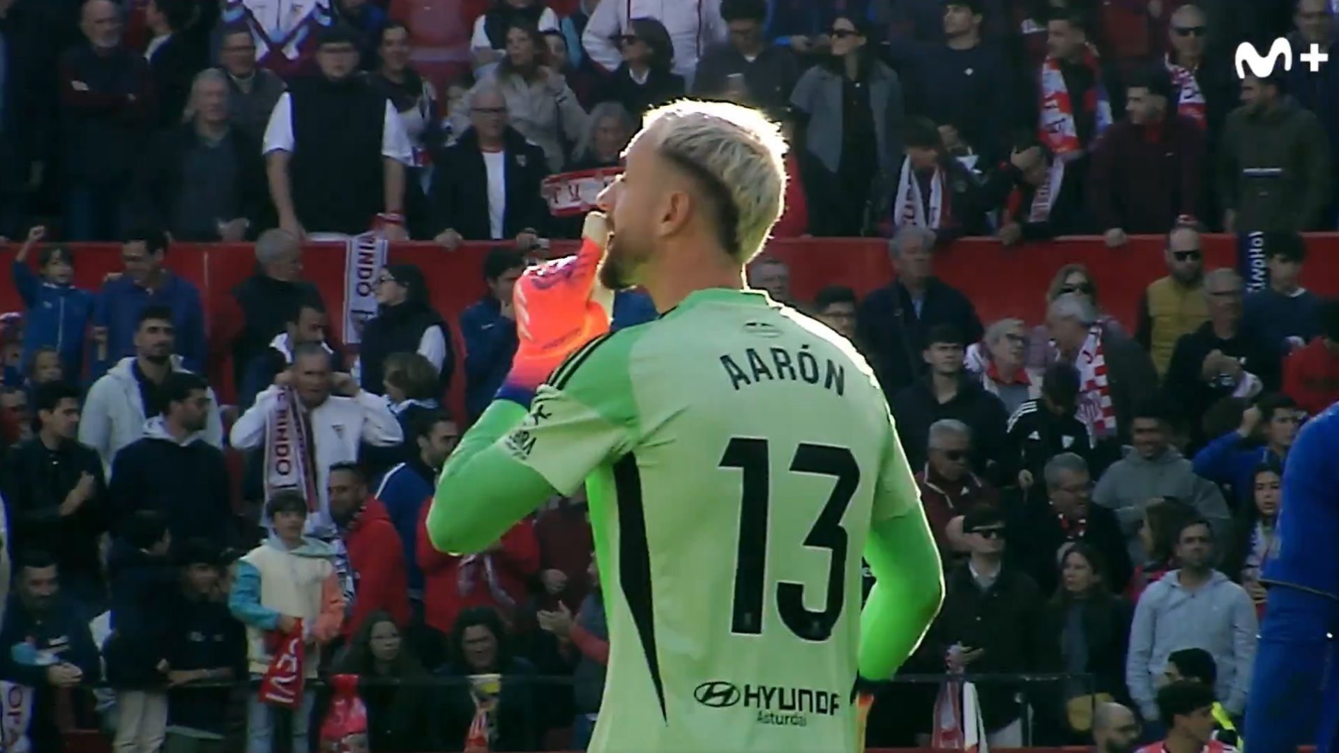 Aarón Escandell manda callar a un compañero durante el Sevilla - Real Oviedo. Aarón Escandell manda callar a un compañero durante el Sevilla - Real Oviedo.