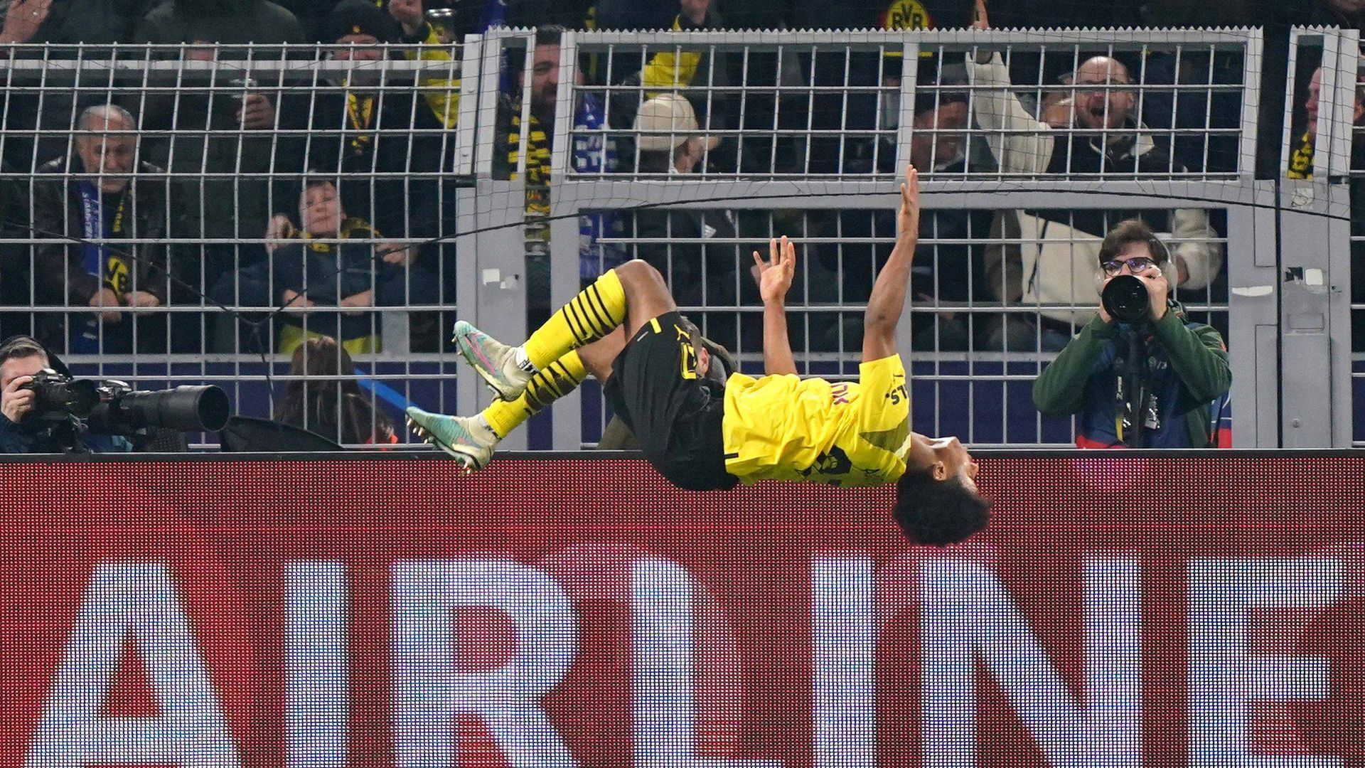 Karim adeyemi celebra un gol a Chelsea