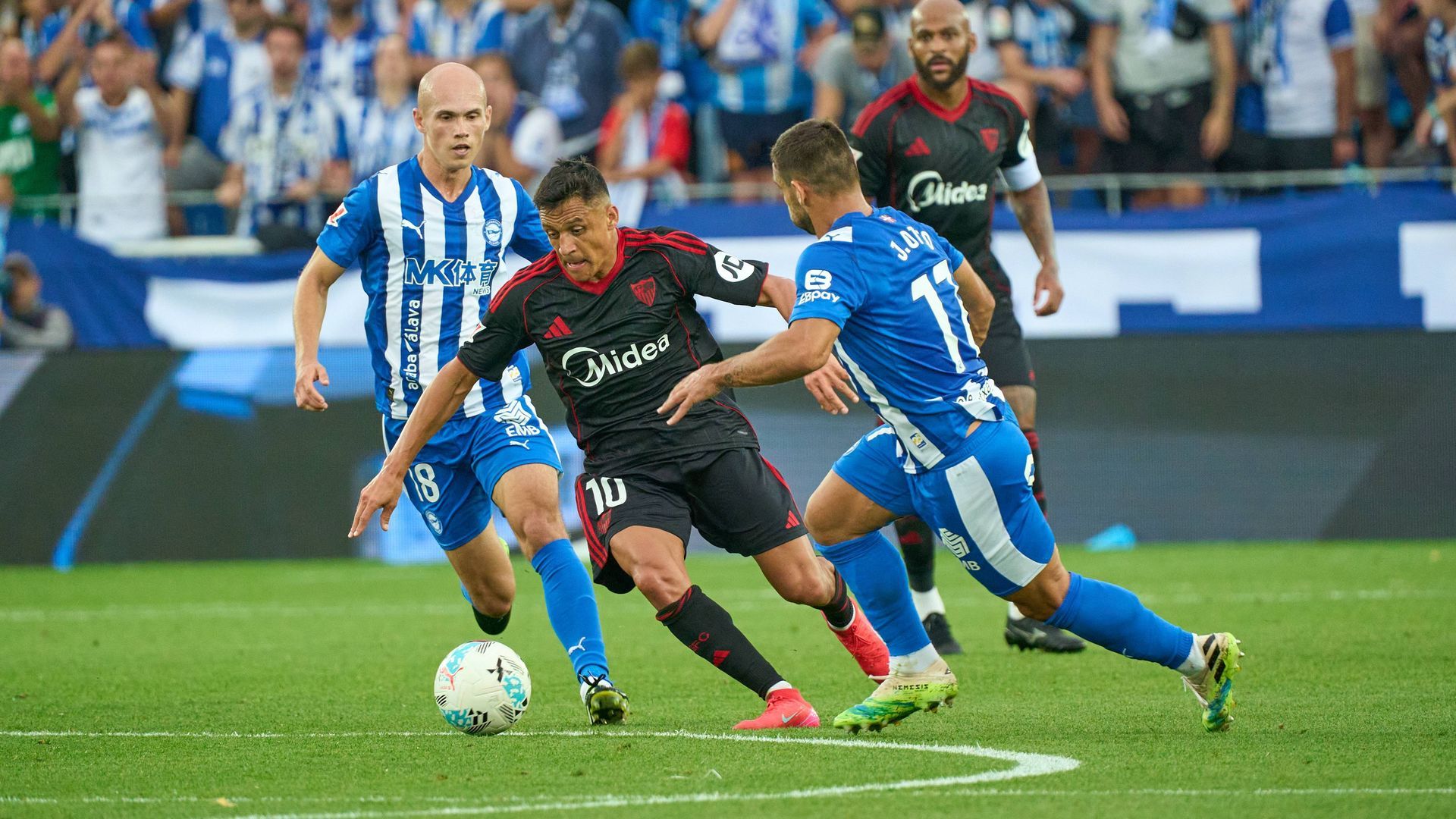 Alexis Sánchez, en el Alavés-Sevilla de la jornada 5 de LALIGA EA SPORTS